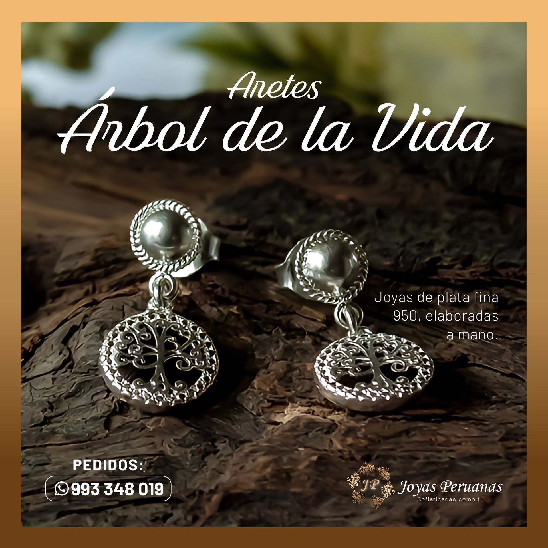 Un par de pendientes de plata con diseño de árbol de la vida.