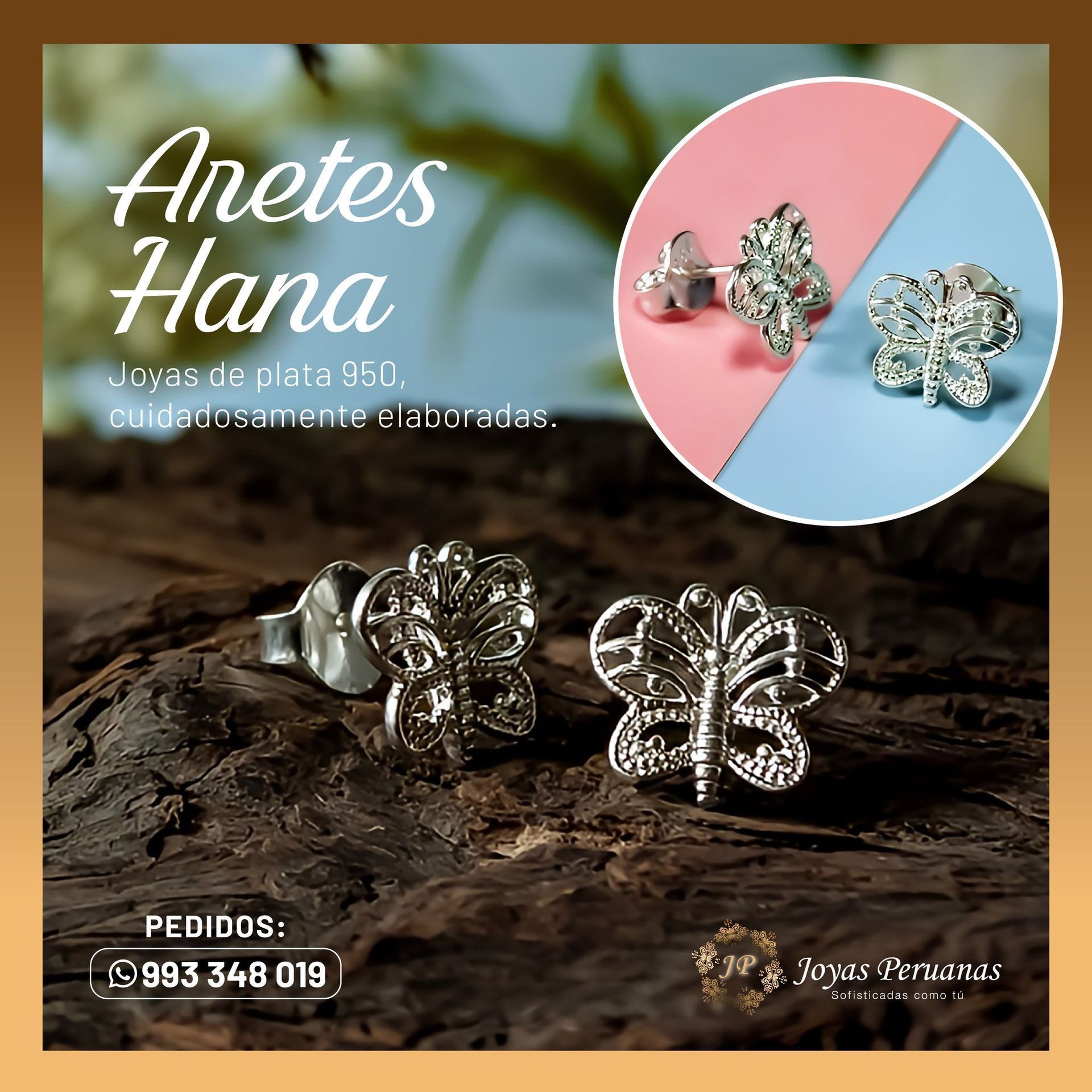 Un par de pendientes de mariposa de plata sobre un trozo de madera.