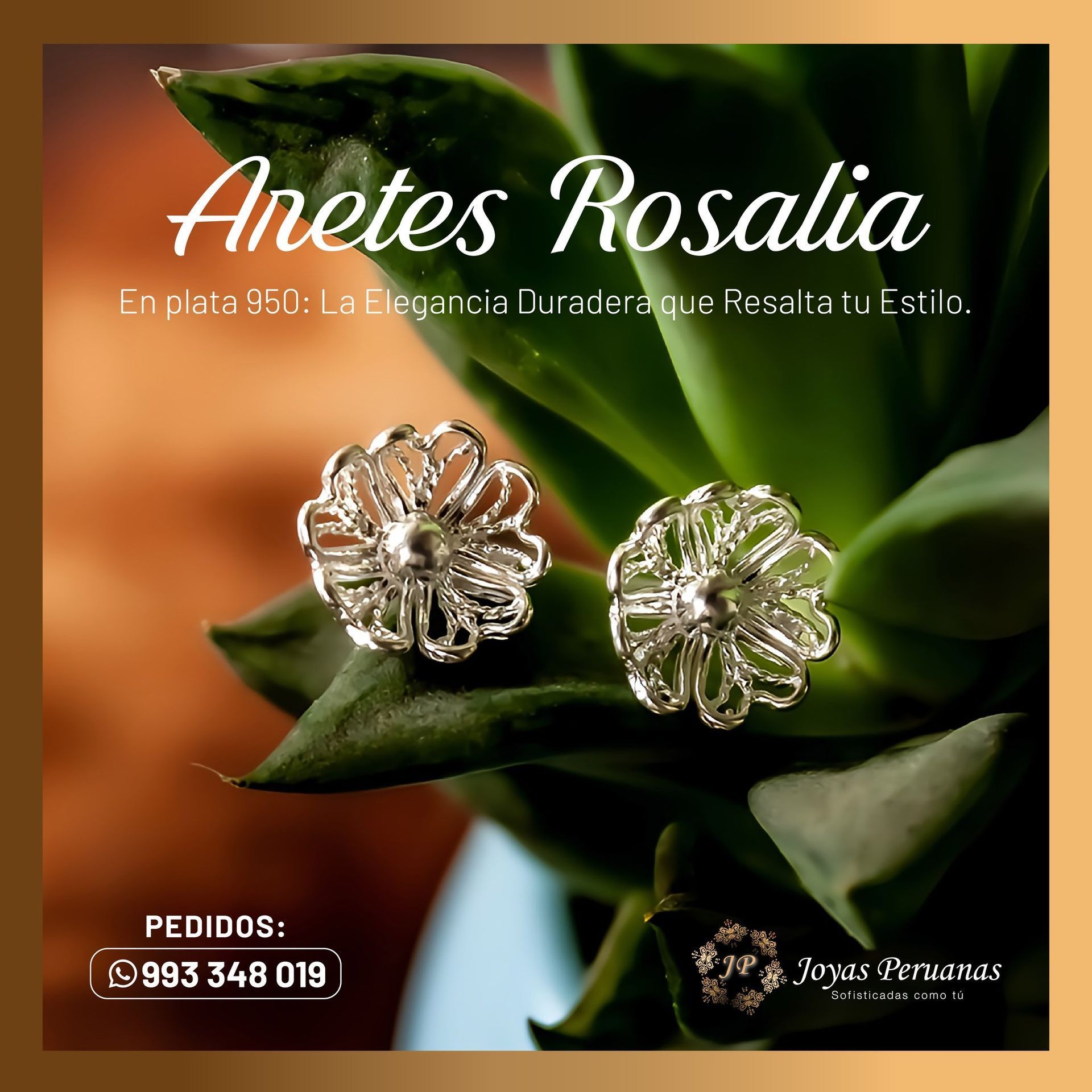 Un par de pendientes están colocados encima de una planta verde.