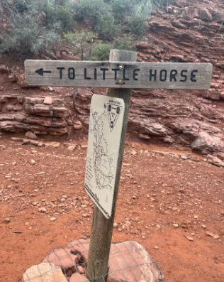 A wooden sign that says to little horse on it