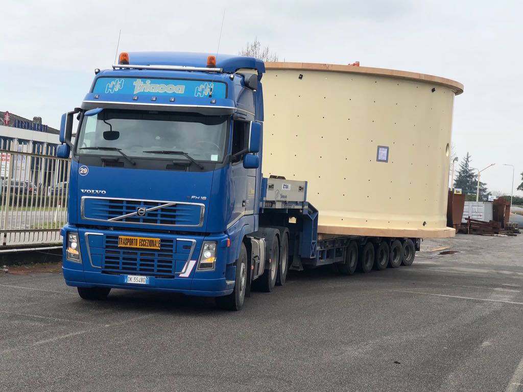 articulated lorry for special cargo