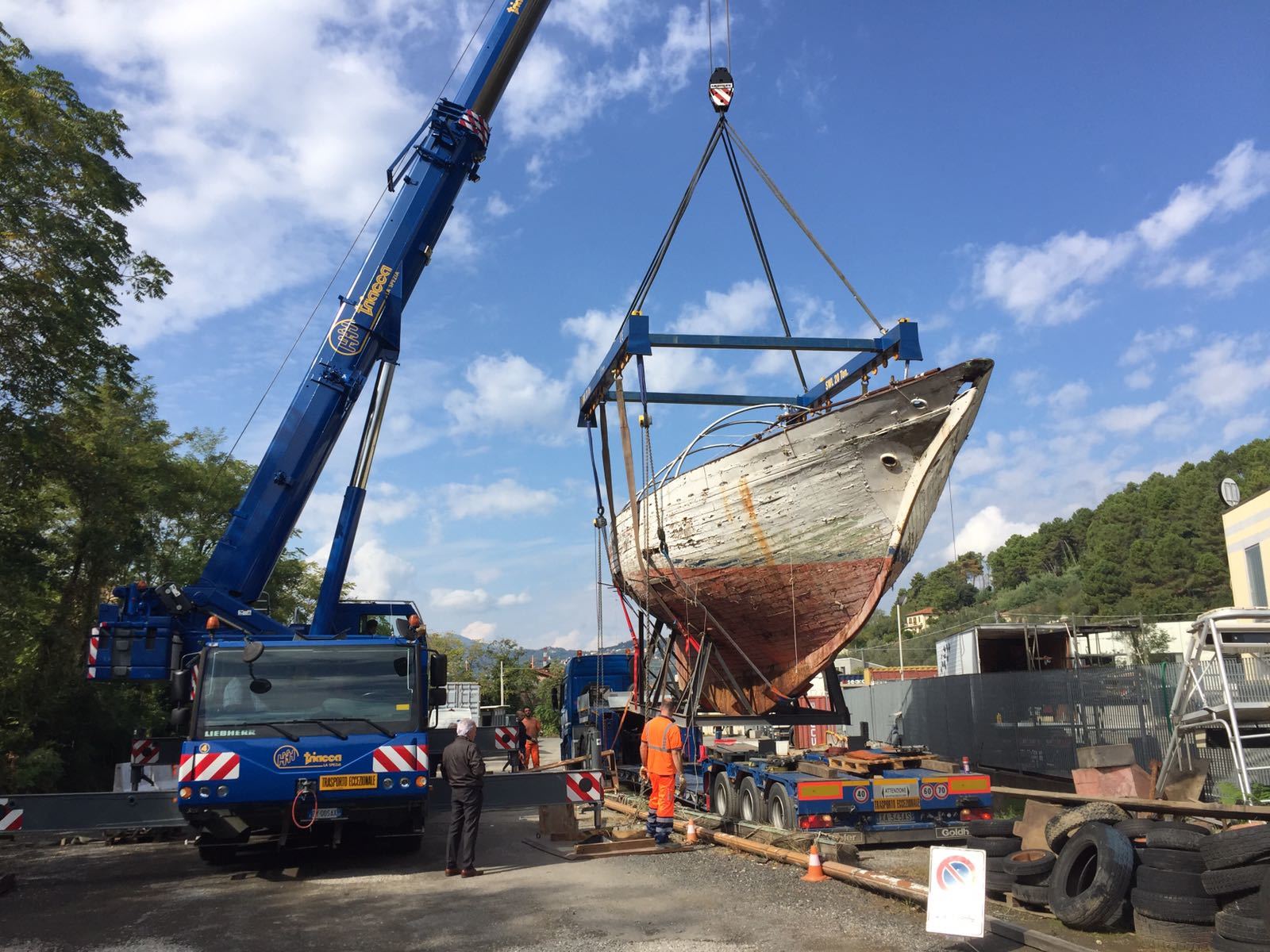 articulated lorry for boat lifting