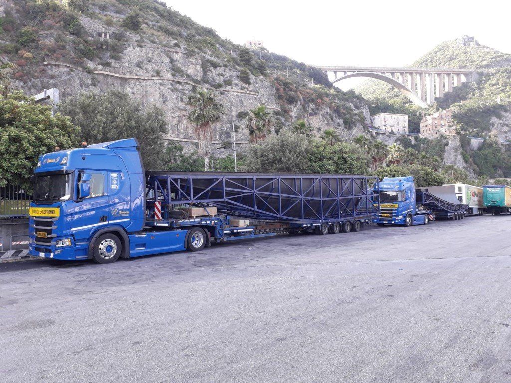 articulated lorry at the port