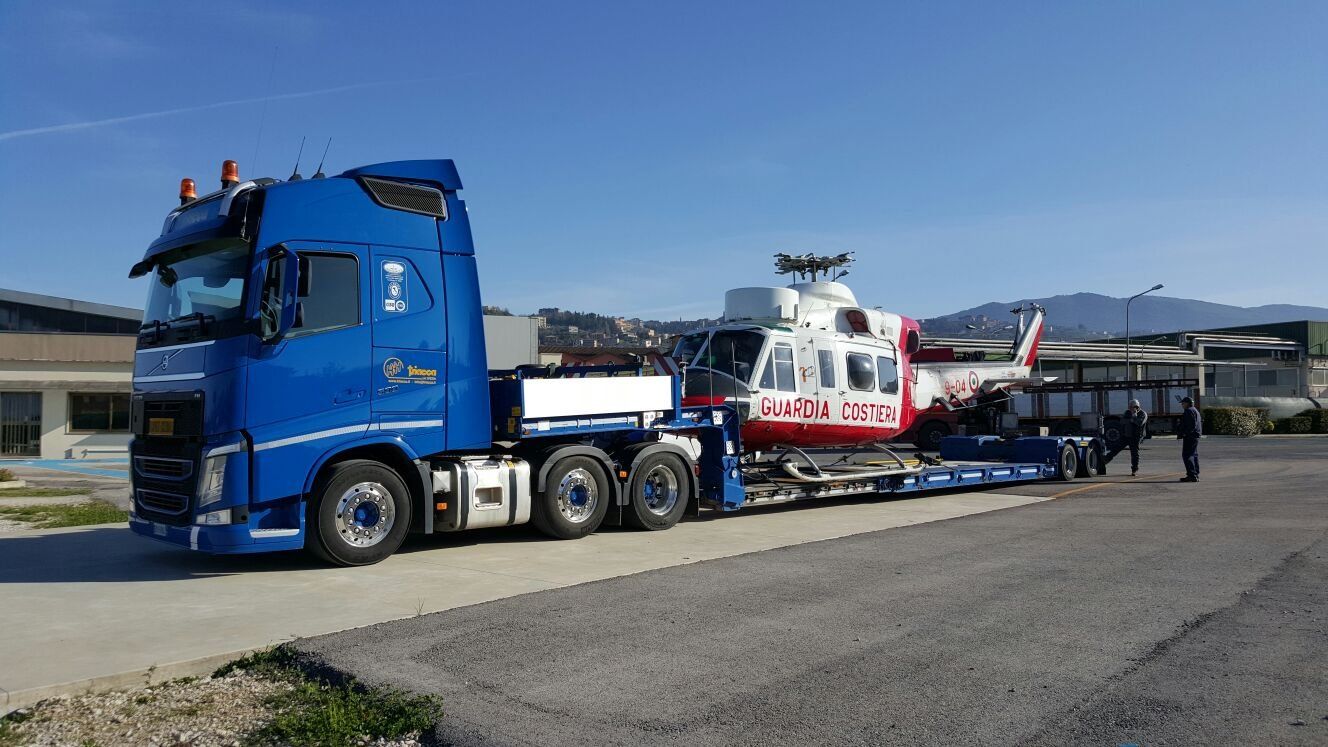 articulated lorry for helicopter transport