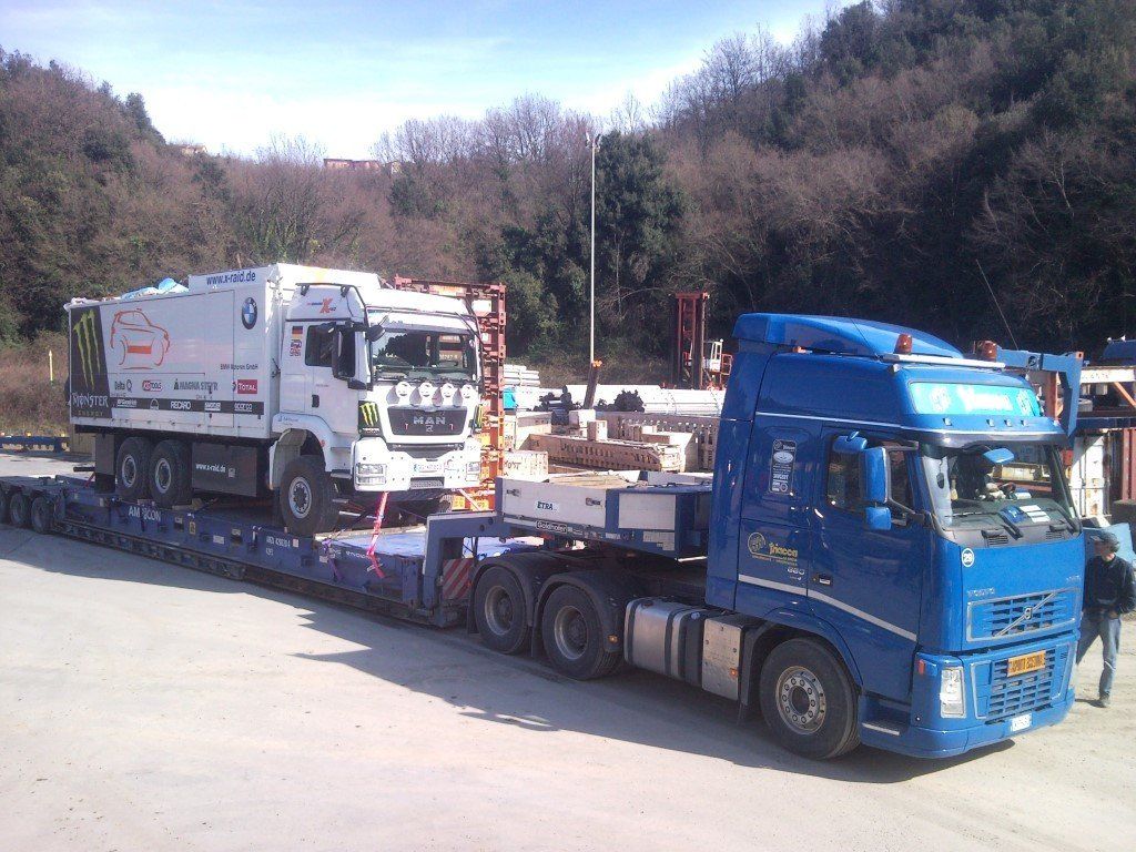 articulated lorry to transport heavy vehicles