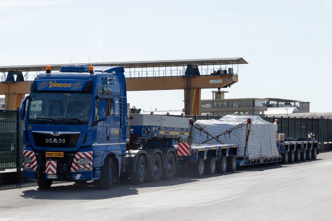 articulated lorry for exceptional transport