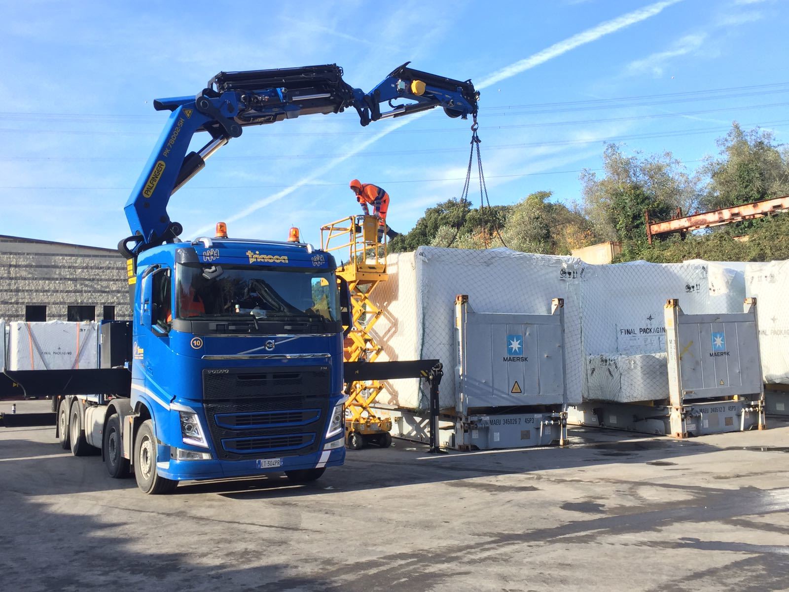 articulated lorry for lifting