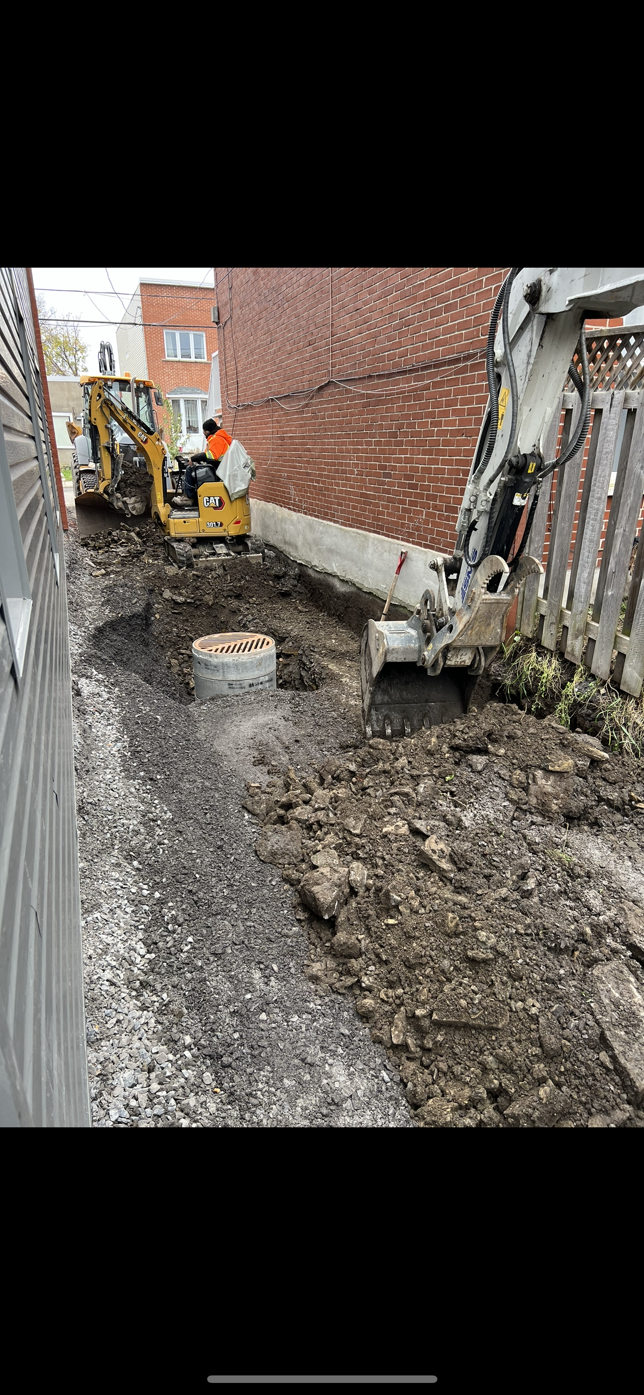 Un bulldozer creuse un trou dans le sol.