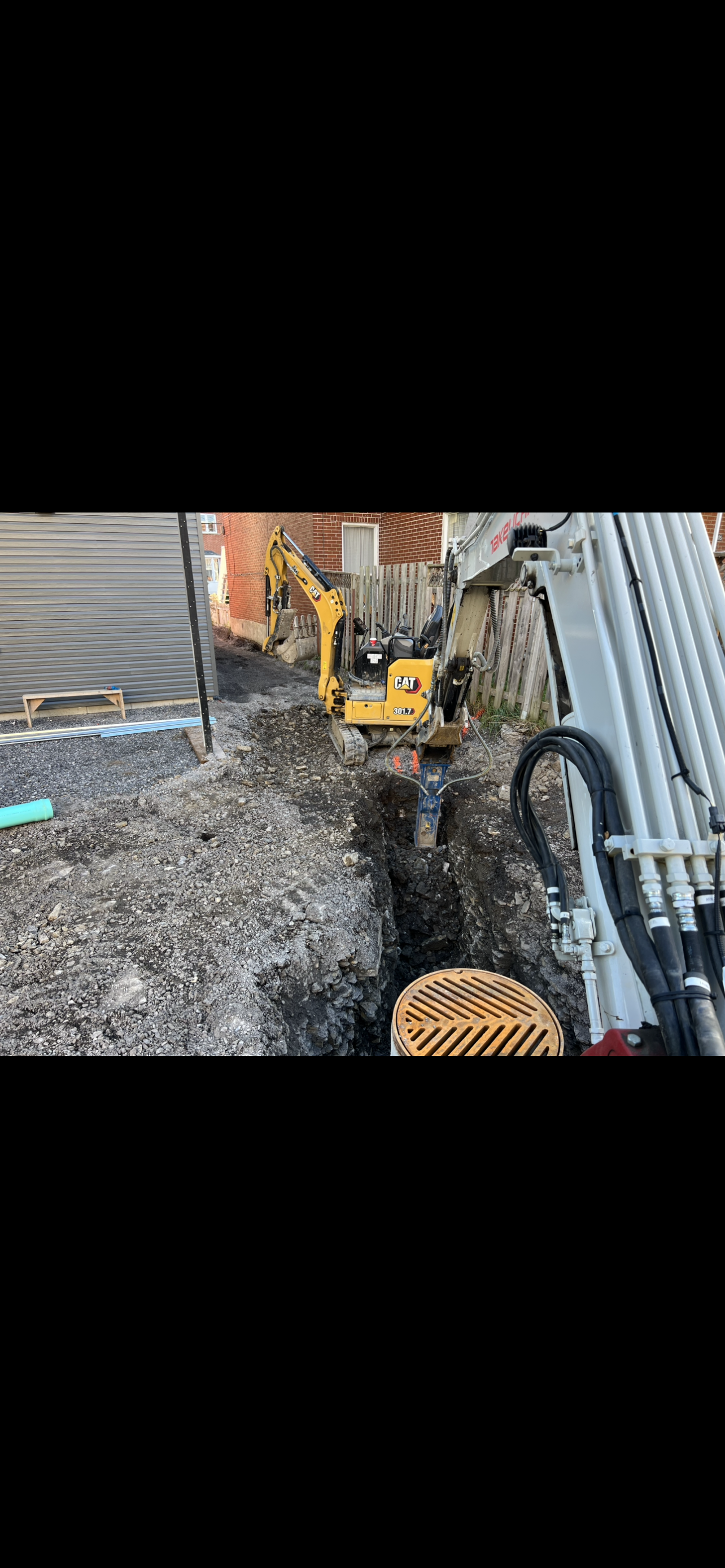 Une personne utilise une machine pour creuser un trou dans le sol.
