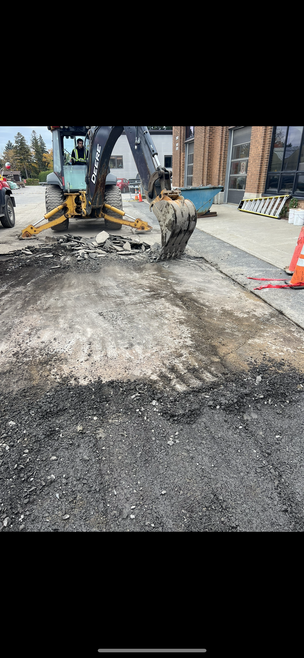 Un bulldozer creuse un trou dans le sol.