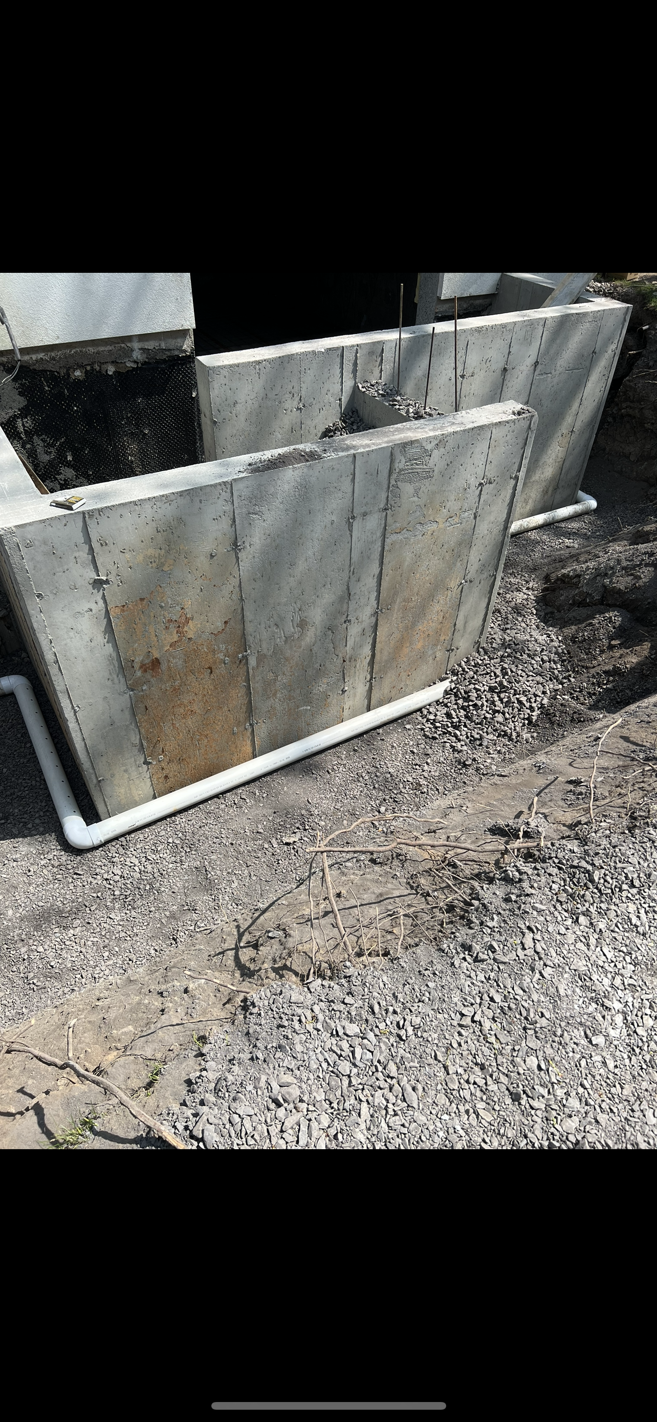 Un tas de blocs de béton posés sur une route de gravier.