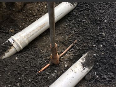 Quelques tuyaux sont posés sur le sol l'un à côté de l'autre.