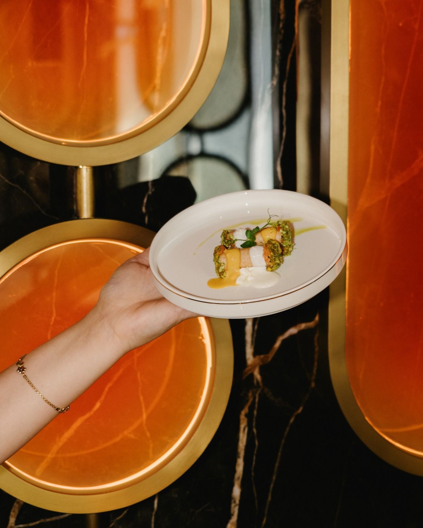 Una persona tiene in mano un piatto di cibo