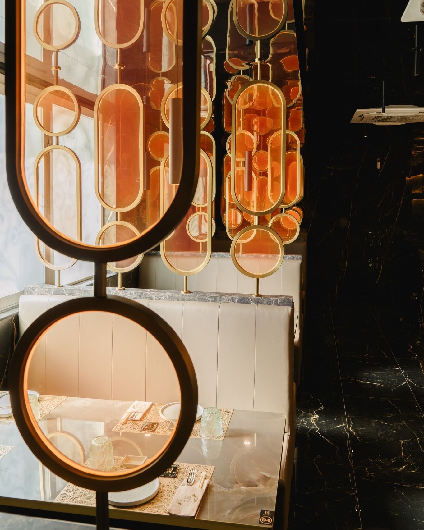 Una sala da pranzo con un tavolo e delle sedie