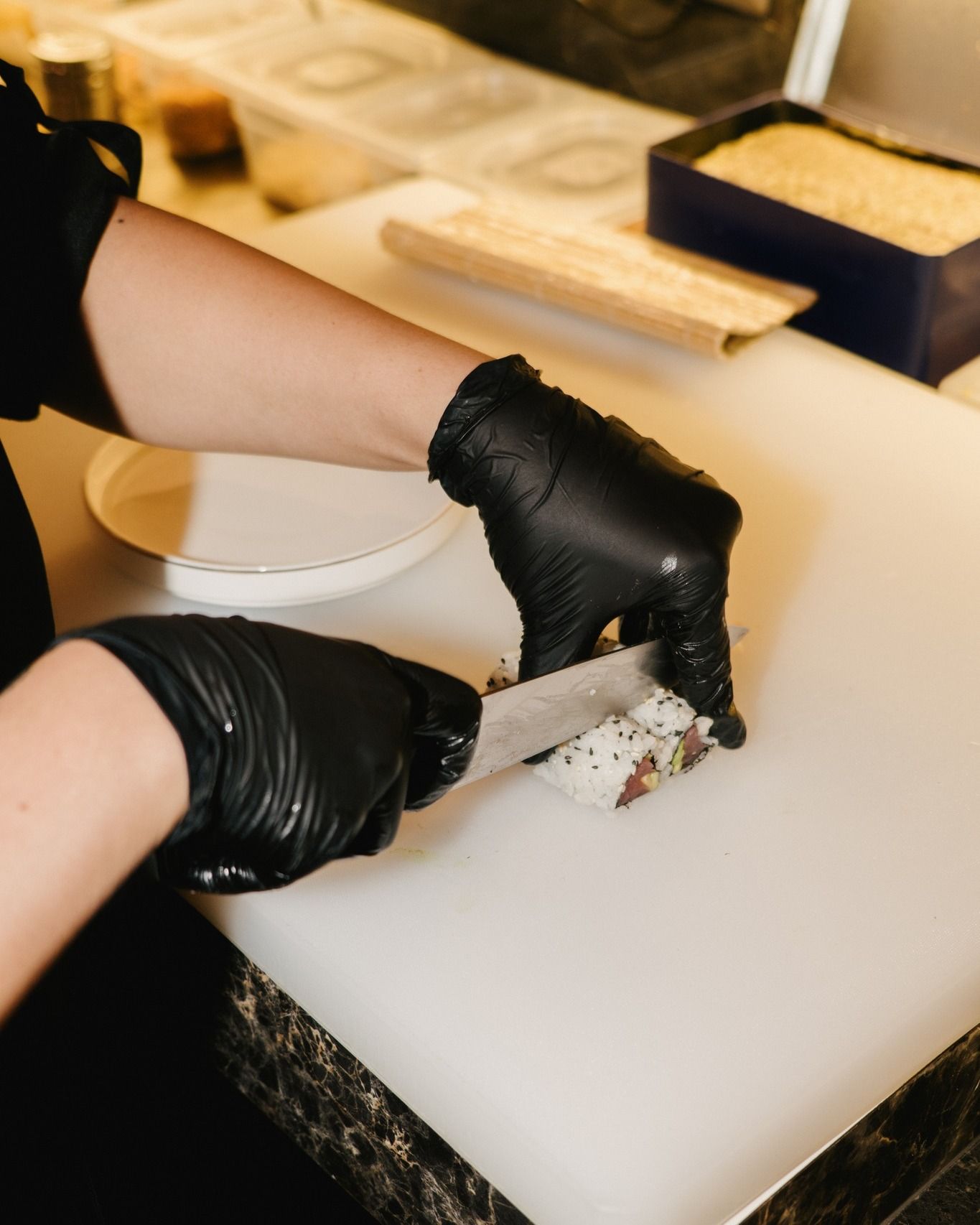 Chef taglia roll di uramaki