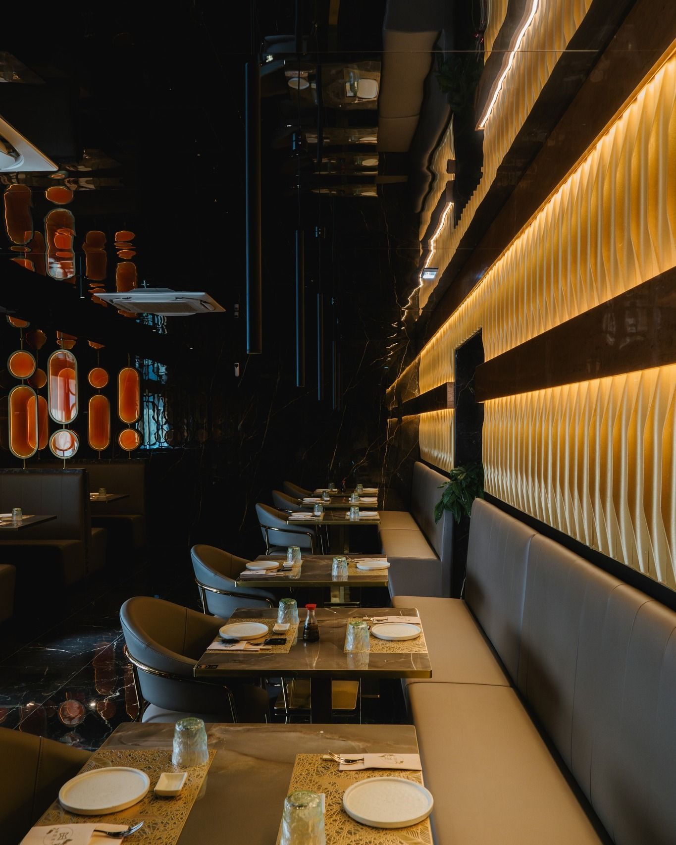 Un ristorante con tavoli, sedie e piatti sopra