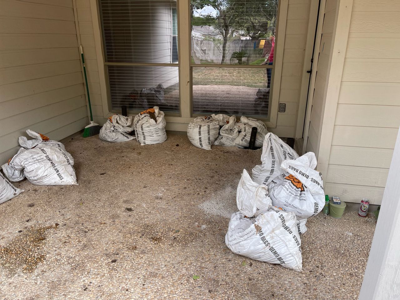 A bunch of bags are sitting on the ground in a room.