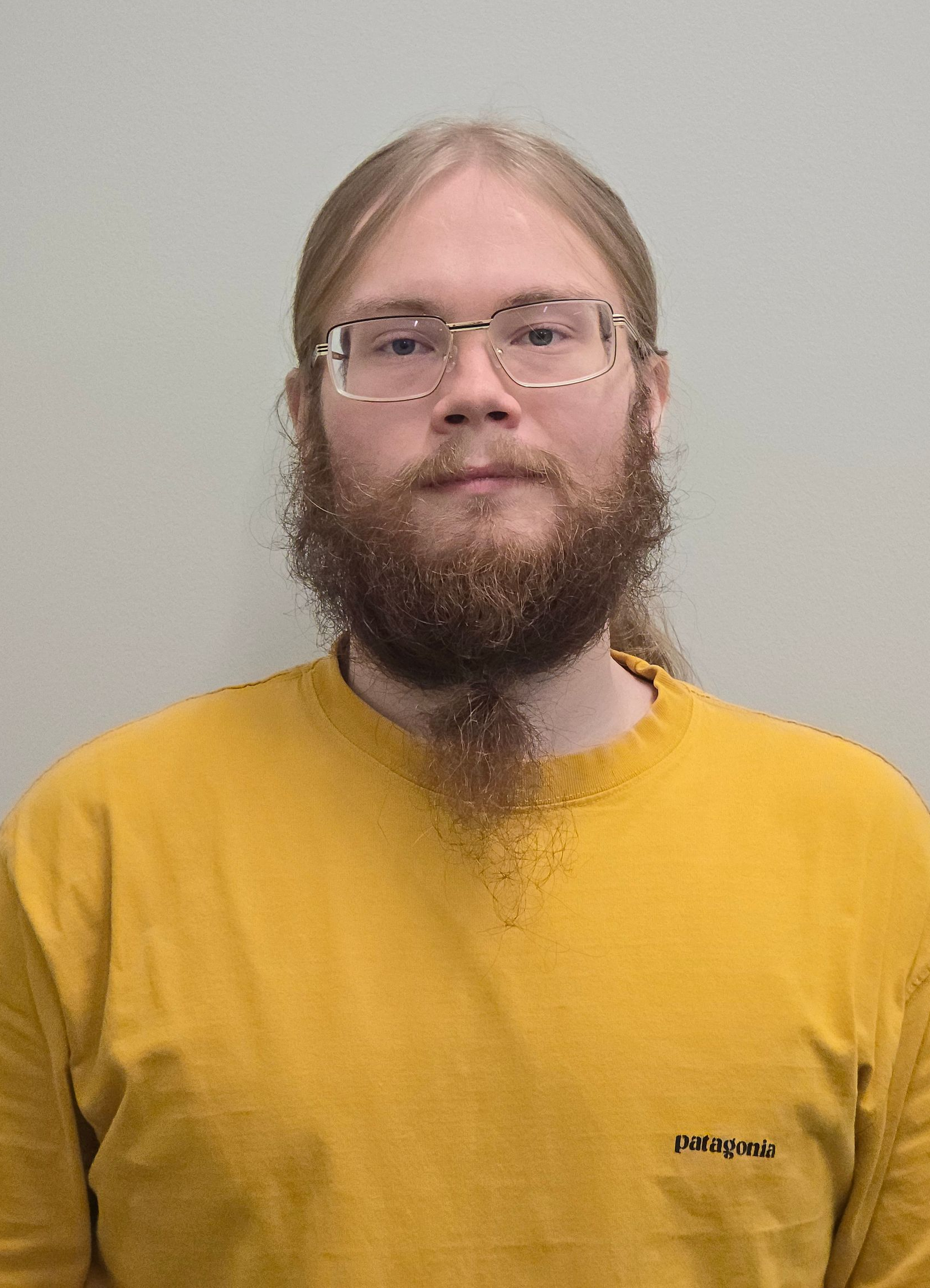 Luis Flores Headshot