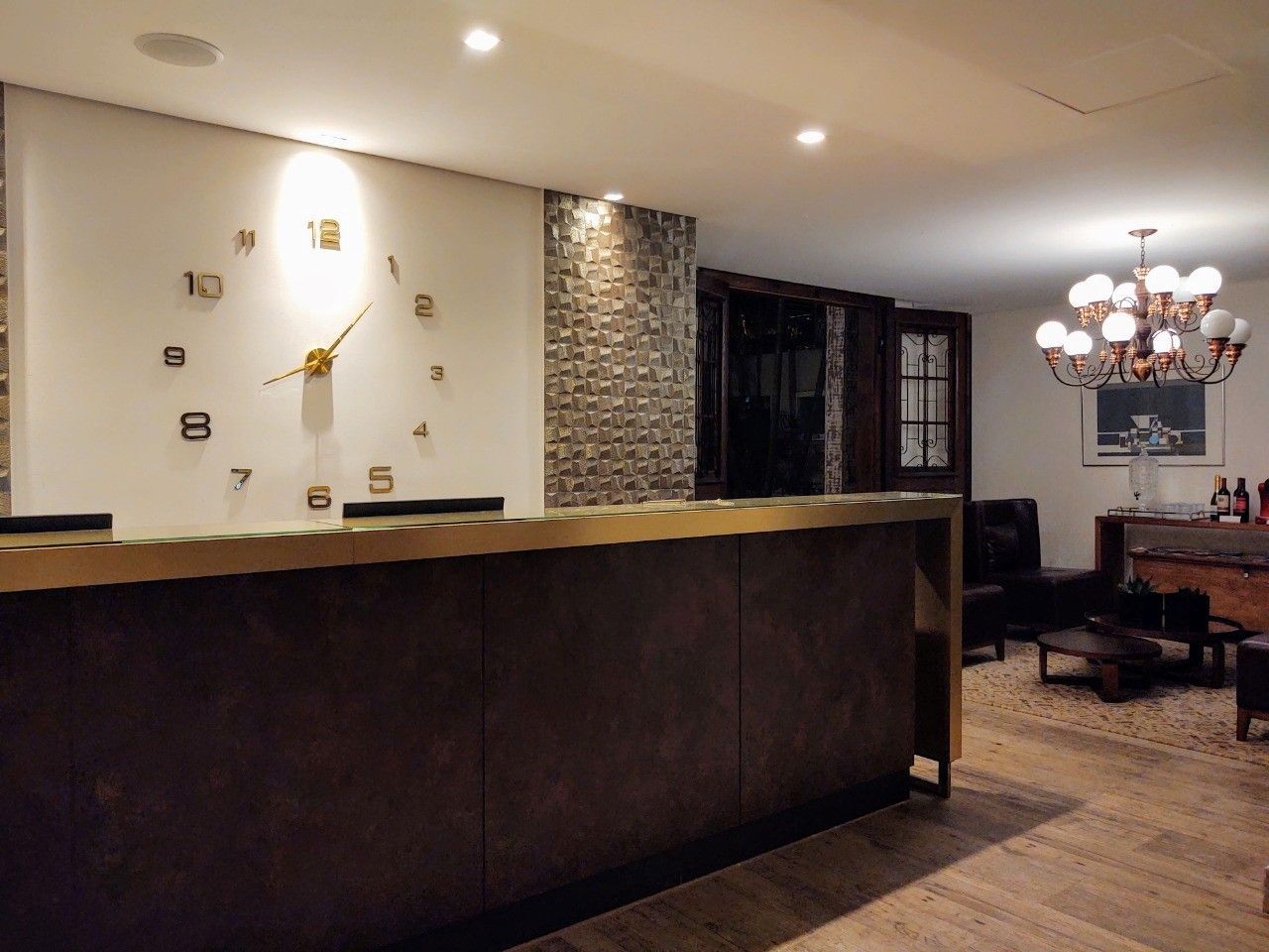 Uma recepção com um grande relógio na parede acima dela