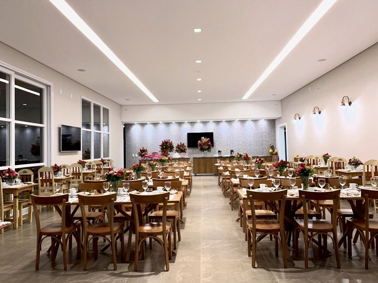 Uma grande sala de jantar cheia de mesas e cadeiras