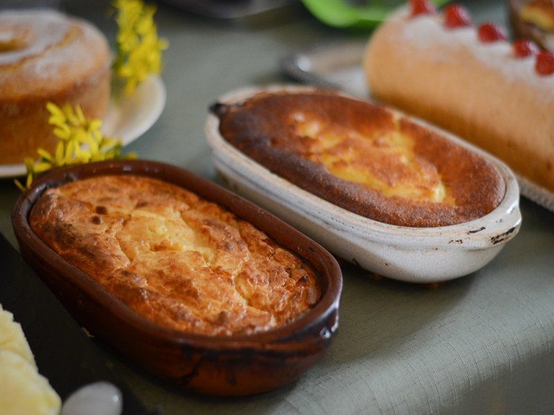 Uma mesa coberta com uma variedade de doces e bolos.