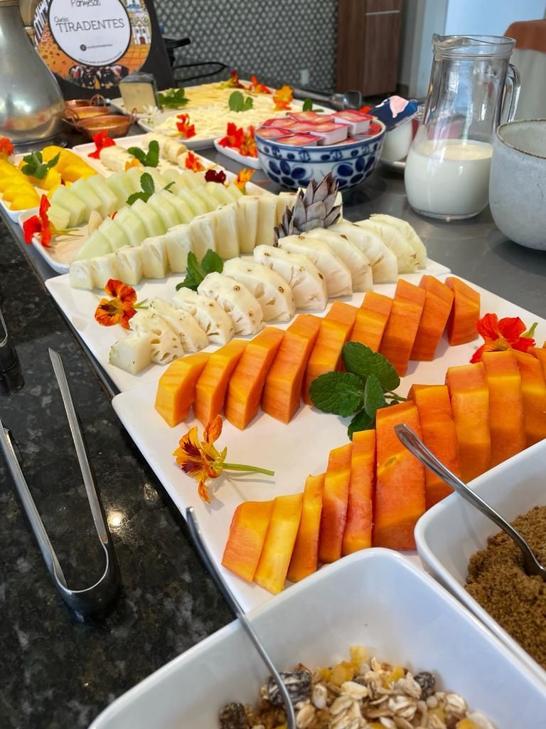 Uma mesa de bufê com uma variedade de frutas e cereais