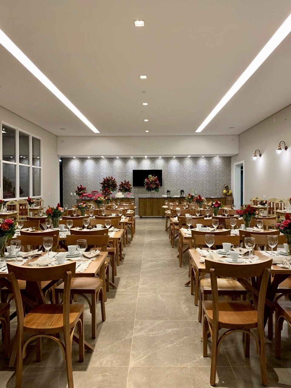 Uma grande sala de jantar cheia de mesas e cadeiras