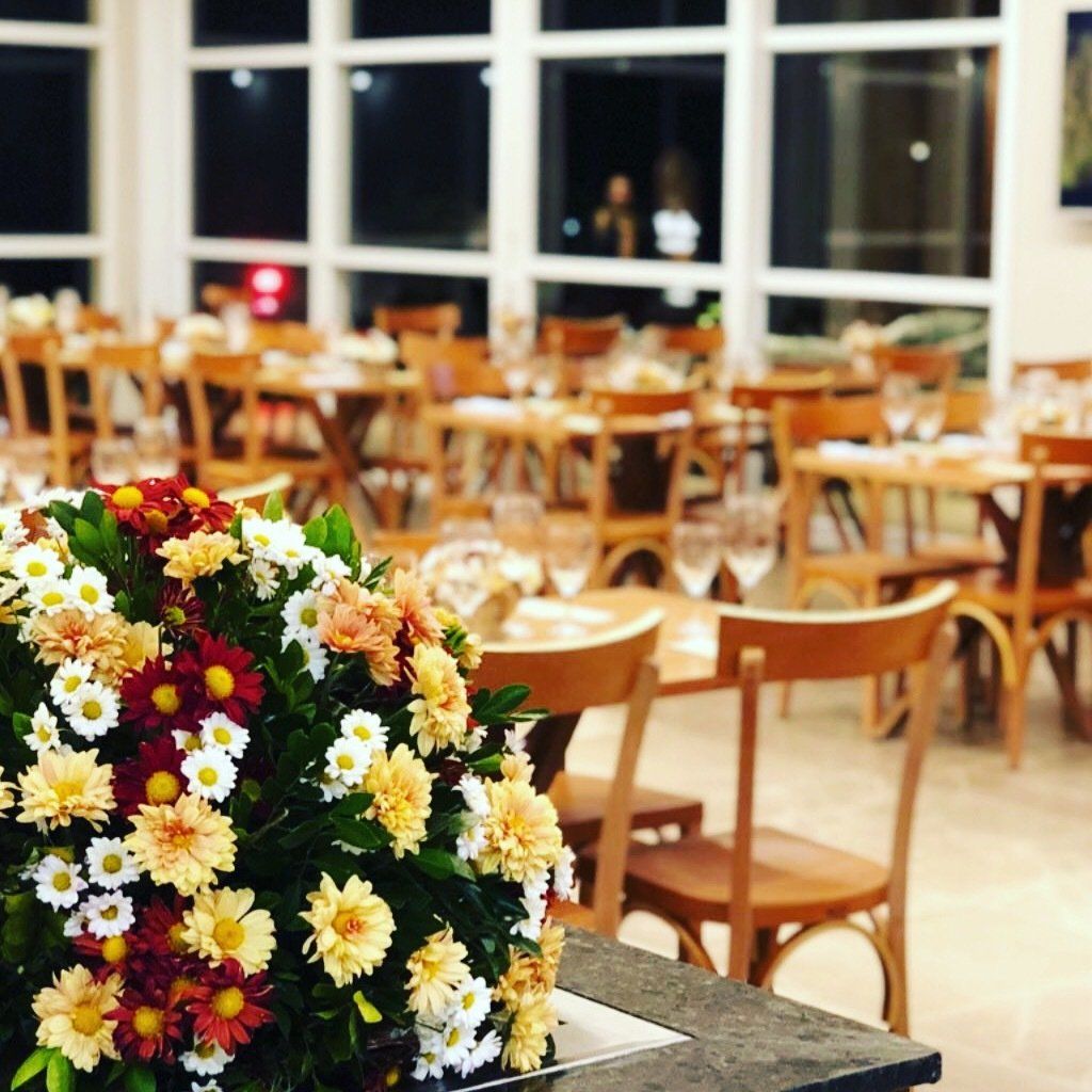 Um buquê de flores está sobre uma mesa em um restaurante