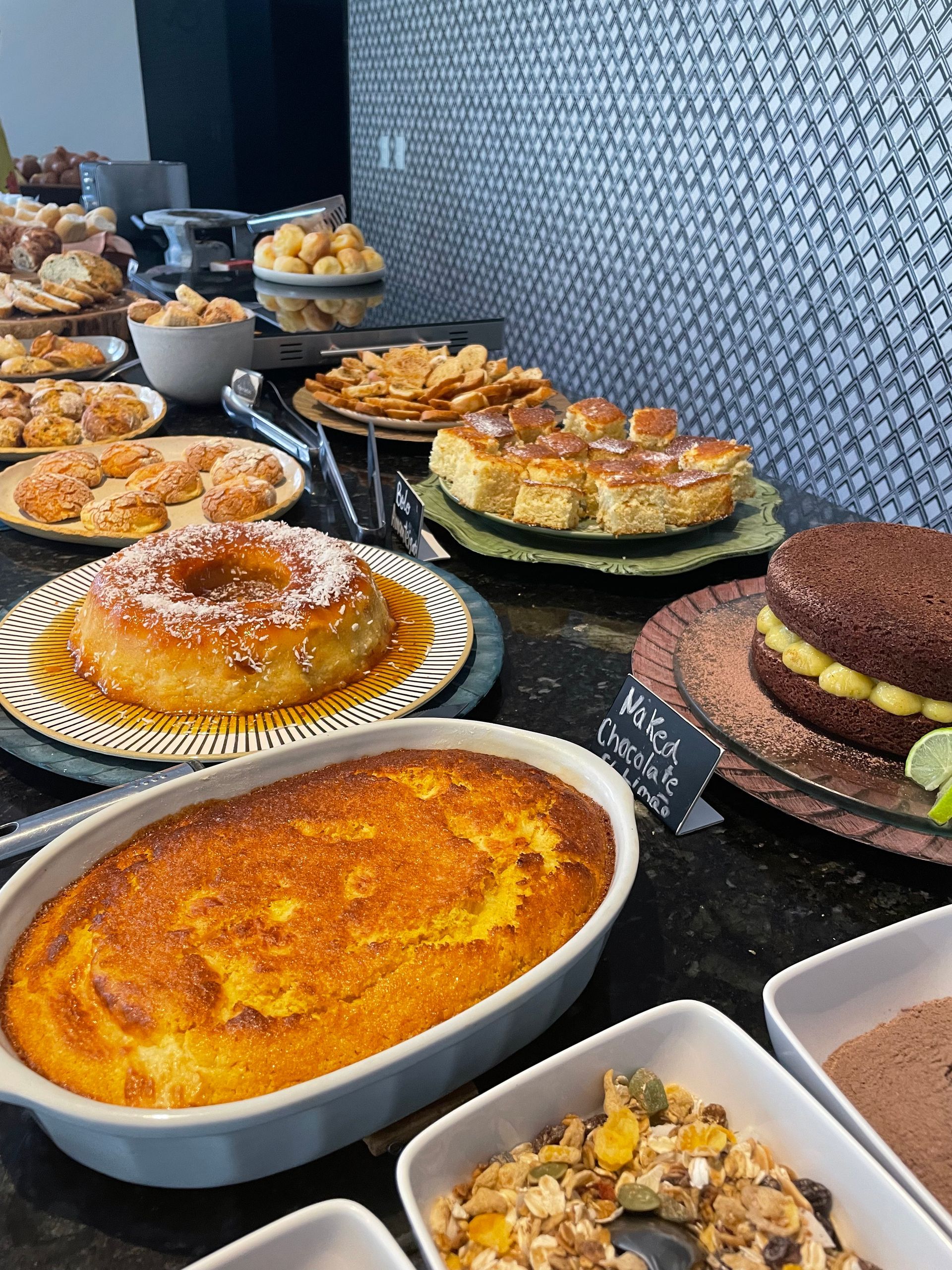 Há muitos tipos diferentes de comida na mesa.