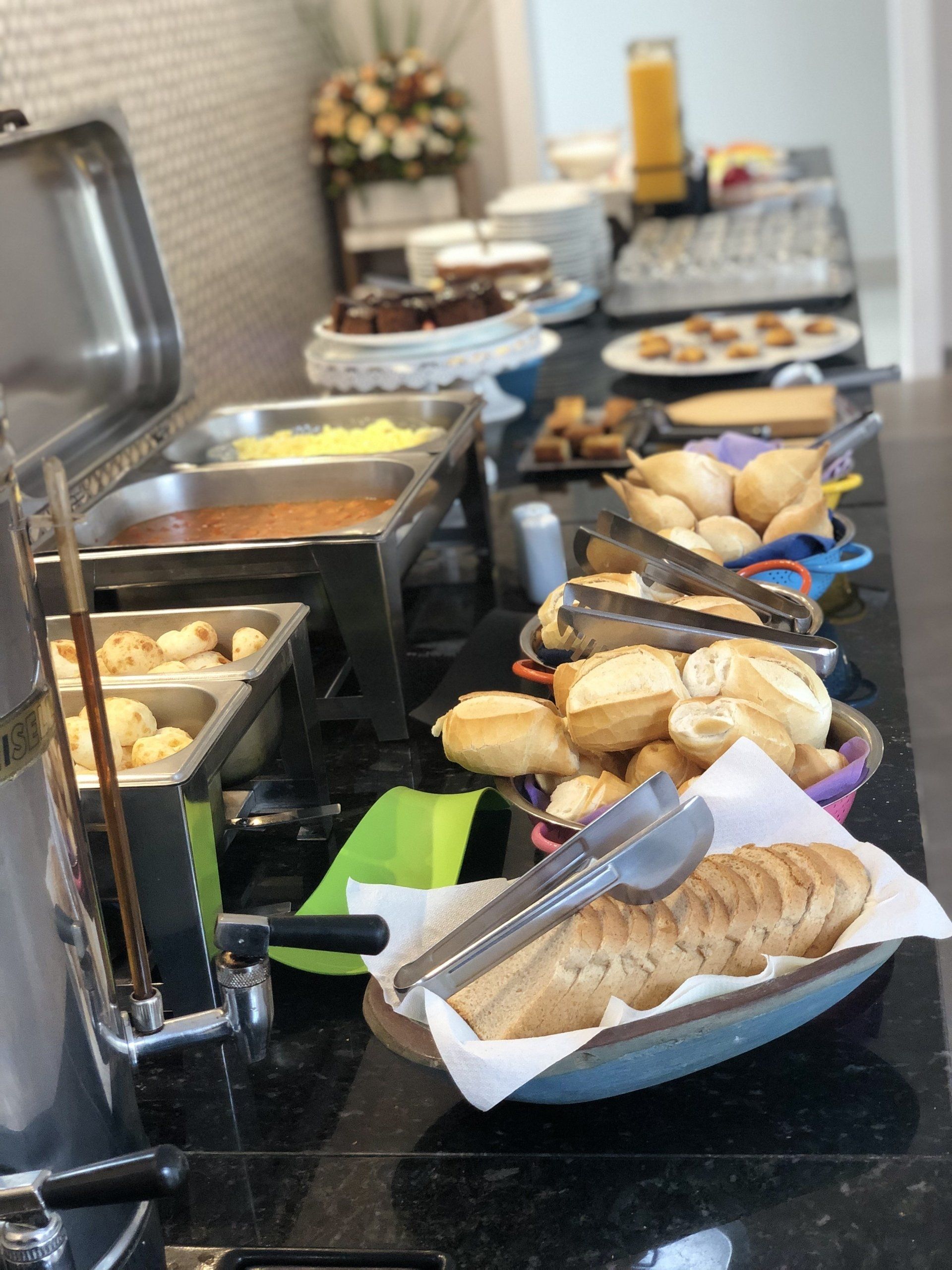 Uma mesa de bufê com um monte de comida nela