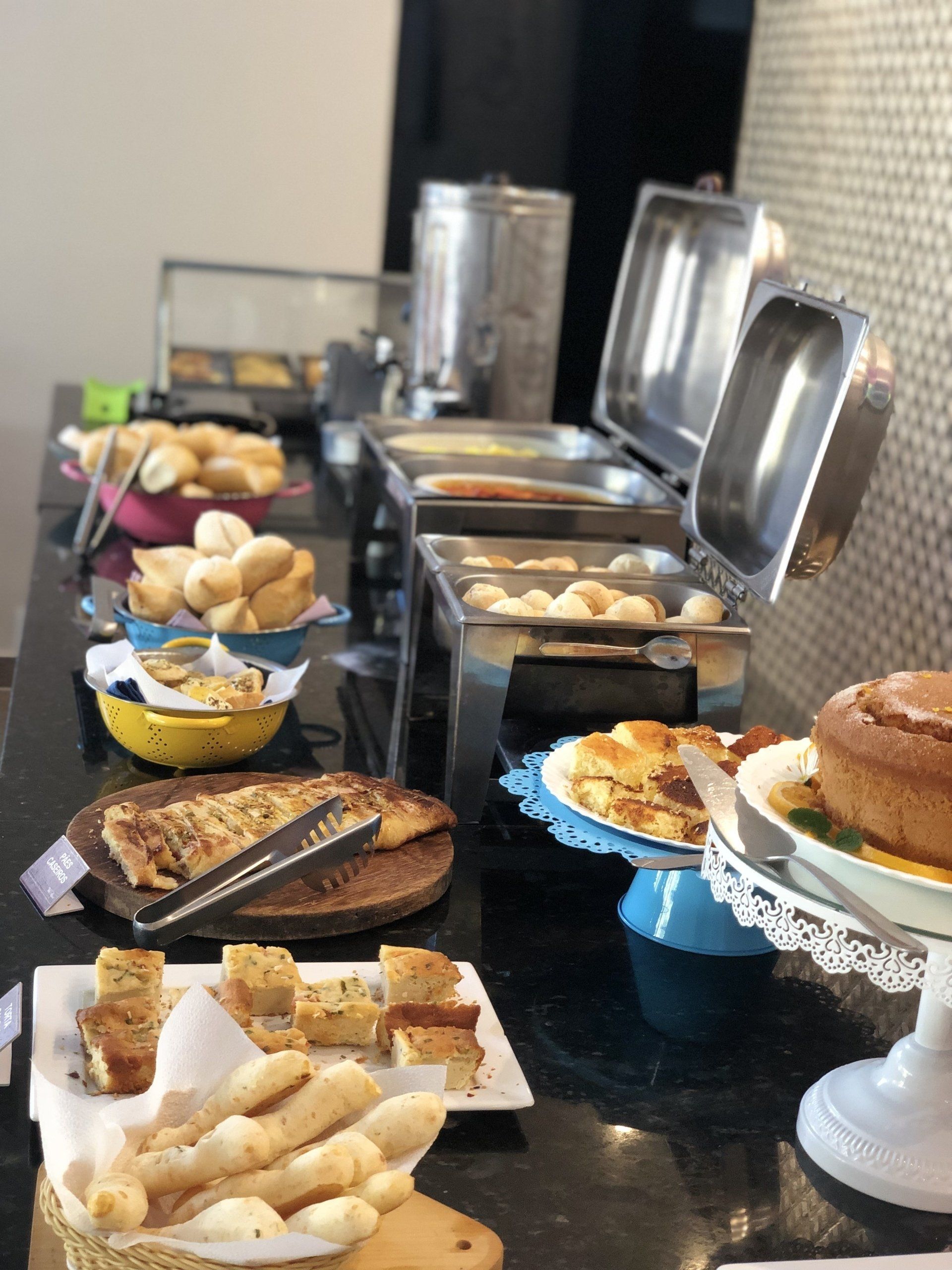 Há muitos tipos diferentes de comida na mesa.