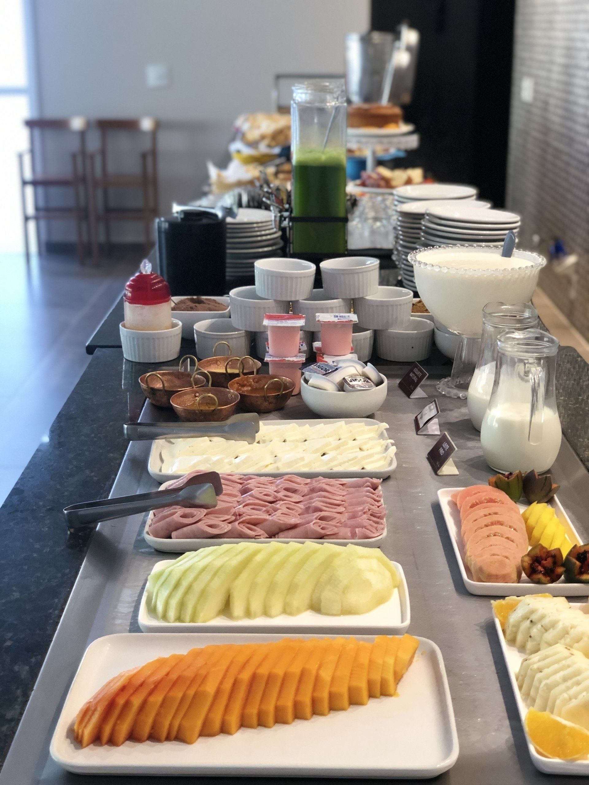 Uma mesa de bufê com uma variedade de comidas