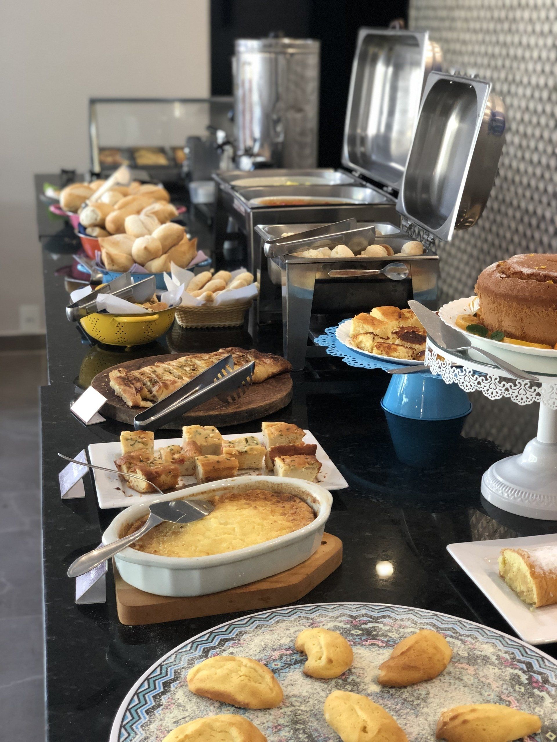 Há muitos tipos diferentes de comida na mesa.