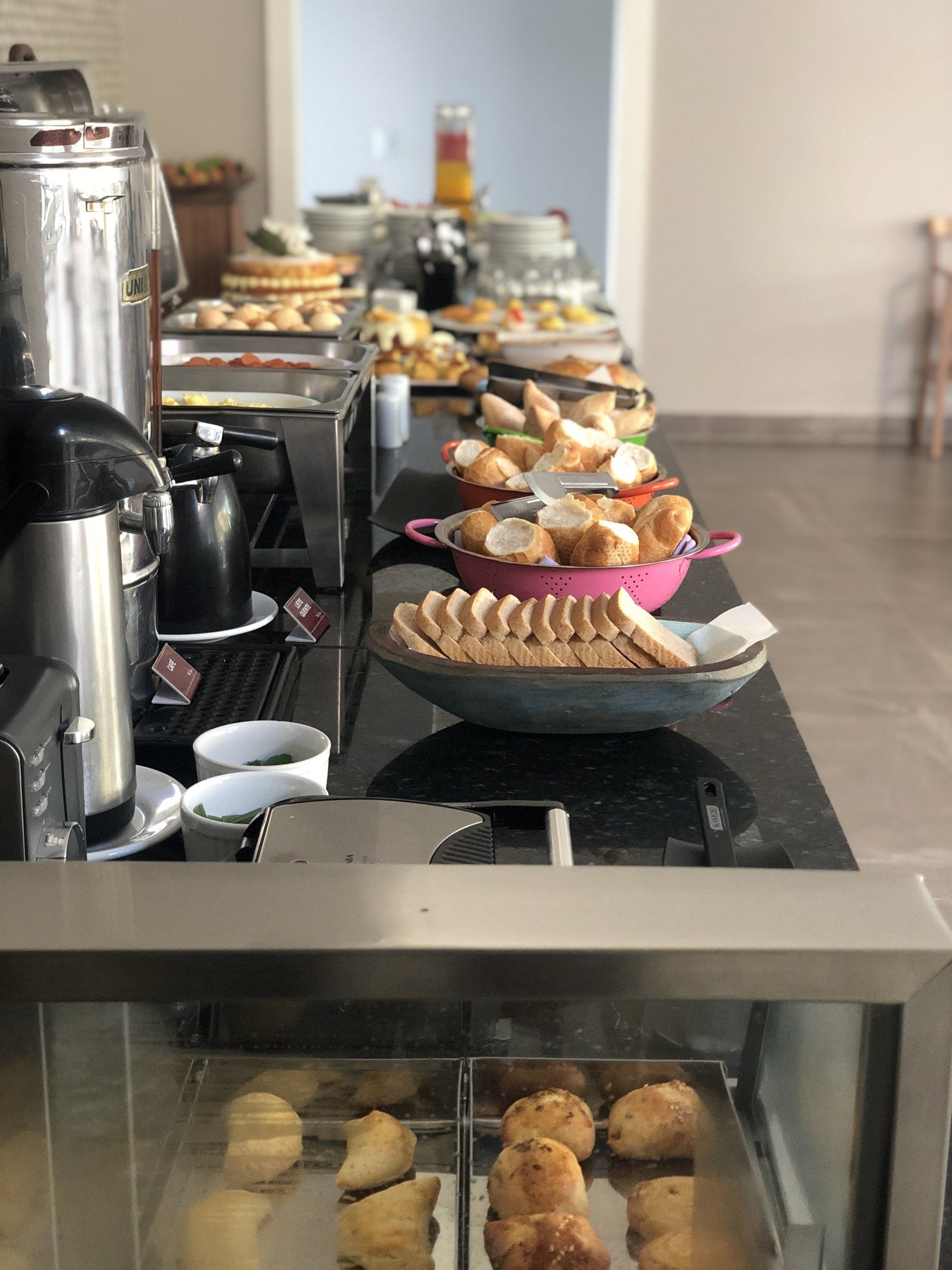 Uma mesa de bufê com uma variedade de comidas.