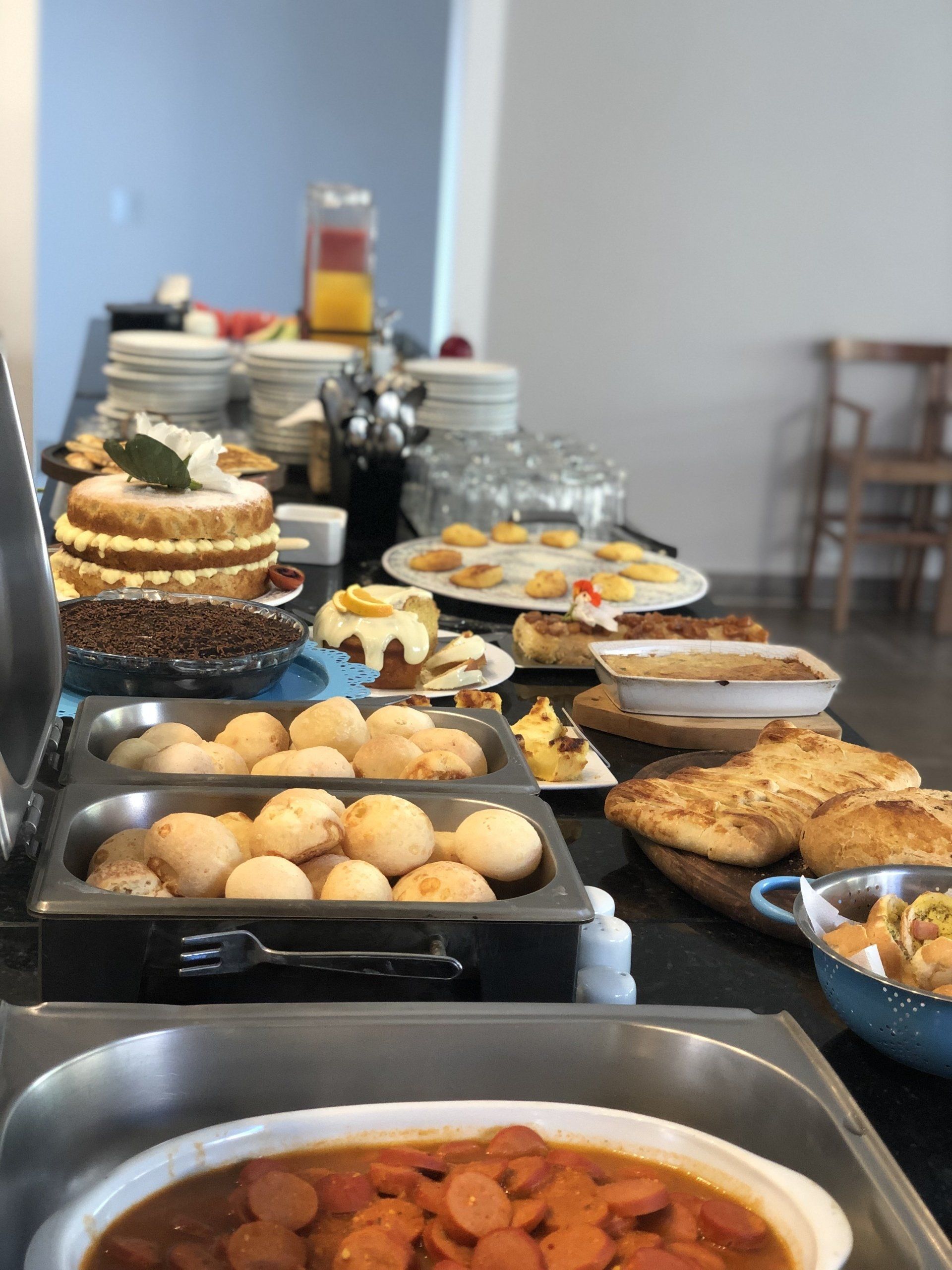 Uma mesa de bufê com muita comida