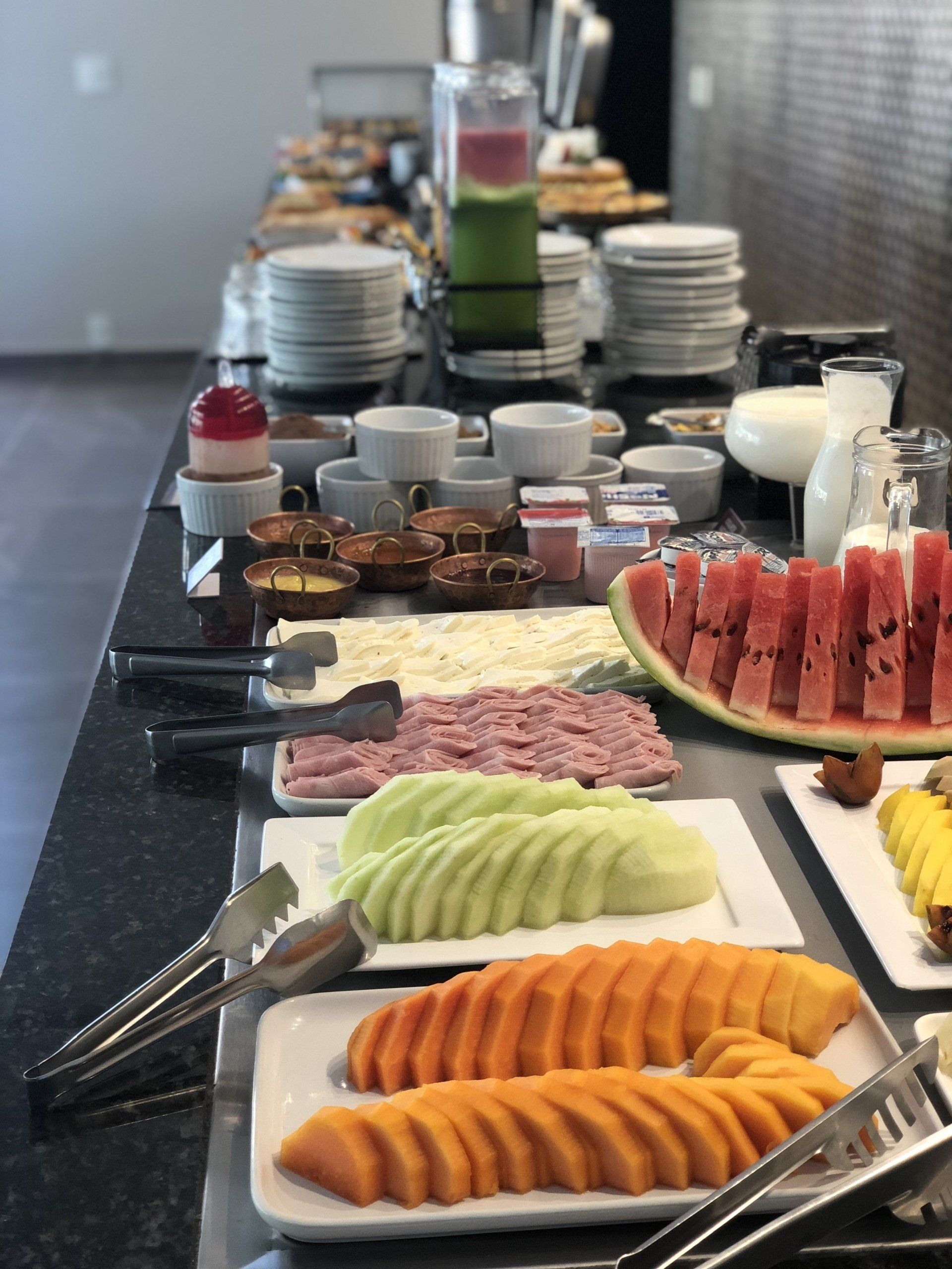 Uma mesa de bufê com uma variedade de frutas e vegetais.