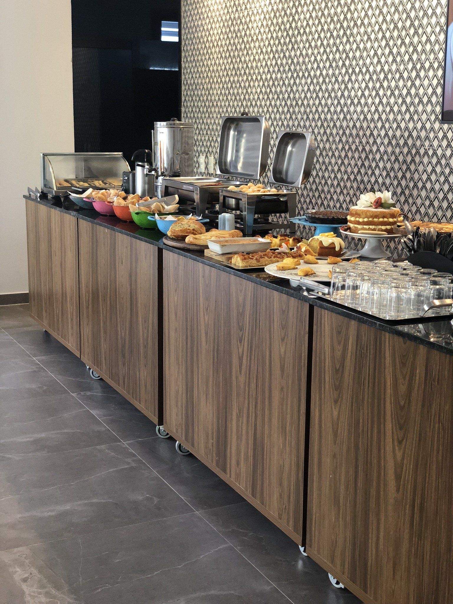 Uma longa fila de bufê com muita comida