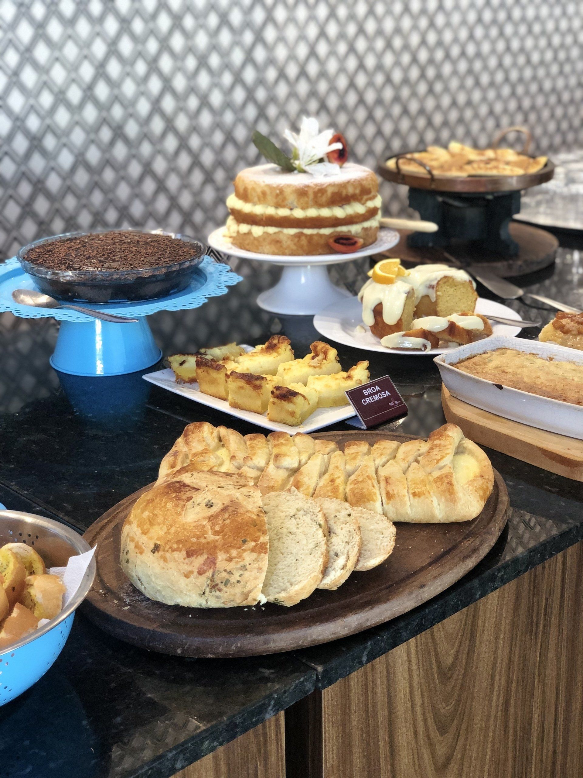 Uma mesa coberta com uma variedade de doces e bolos