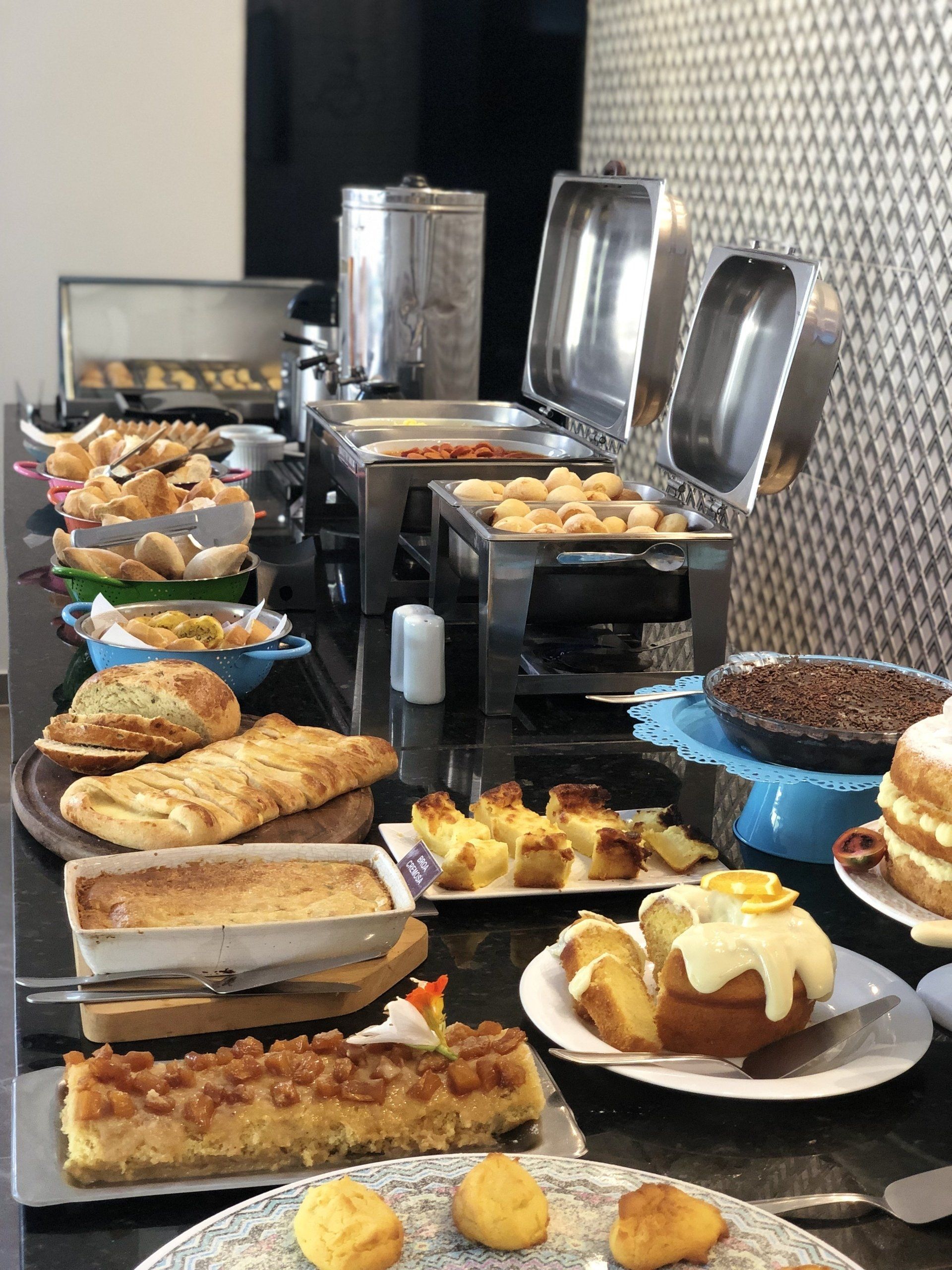 Há muitos tipos diferentes de comida na mesa.