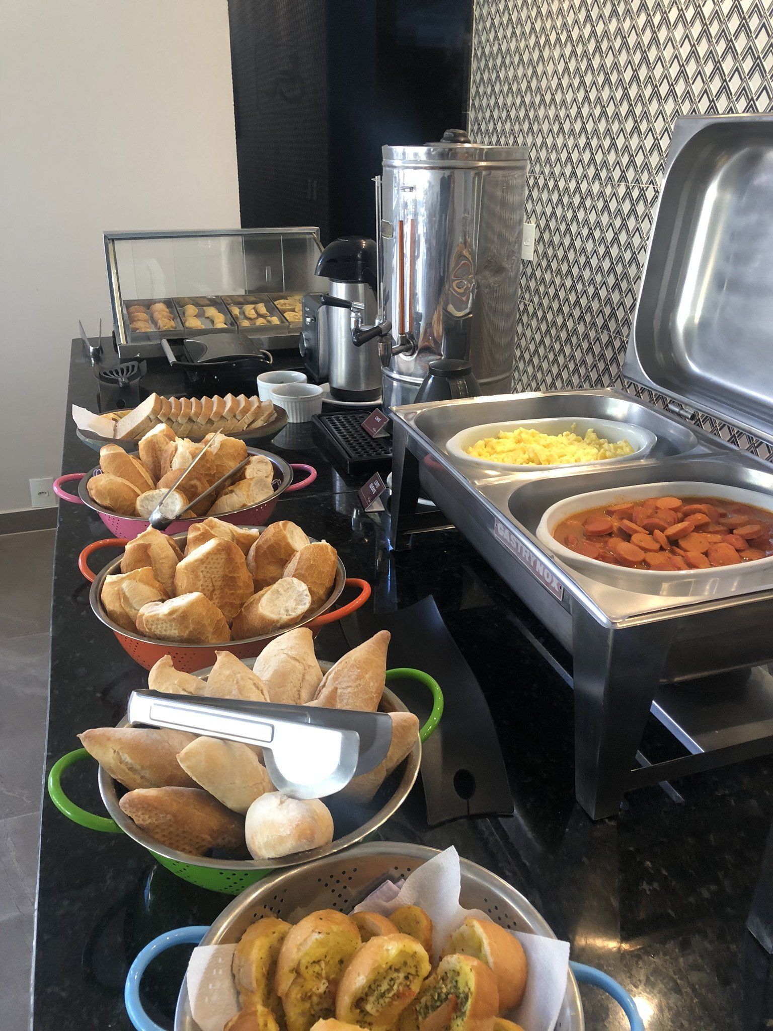 Uma mesa de bufê com uma variedade de comidas.