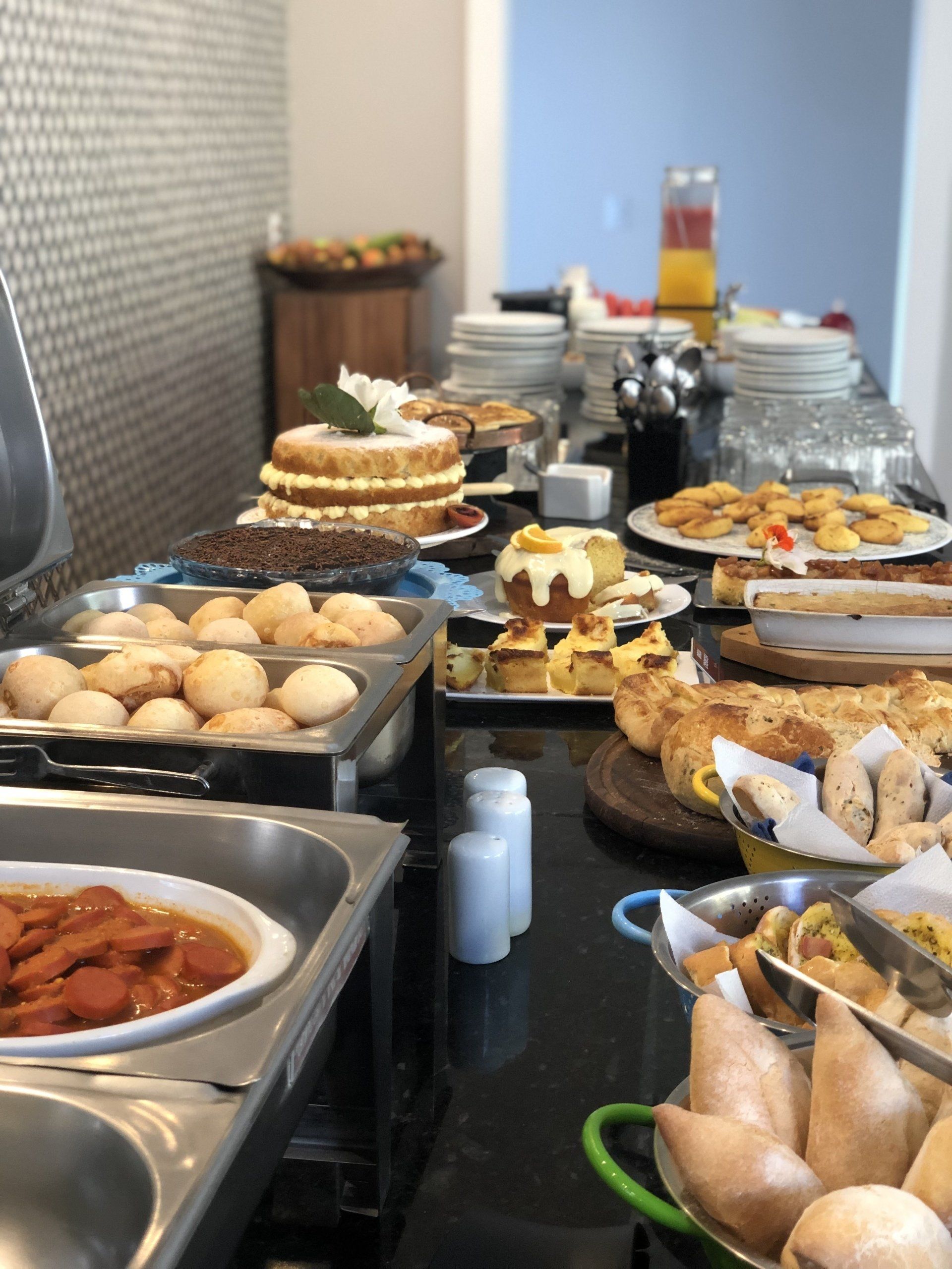 Uma mesa de bufê com muita comida