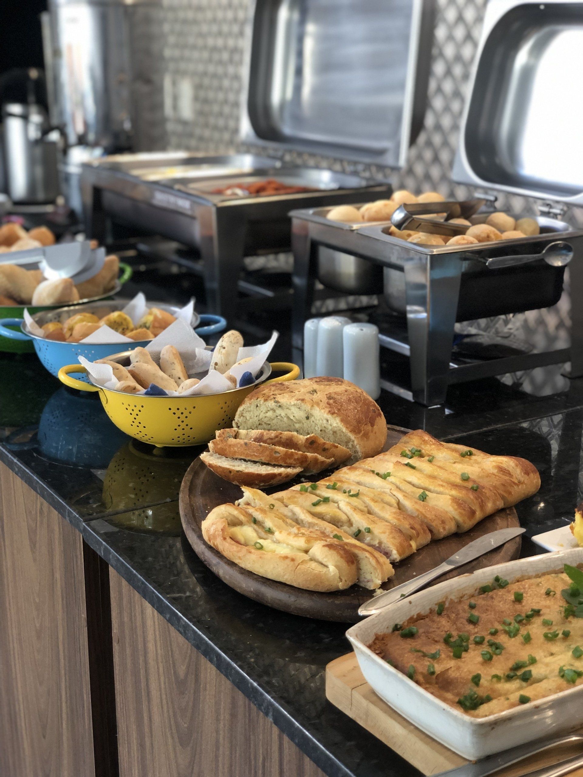 Uma mesa de bufê com uma variedade de comidas