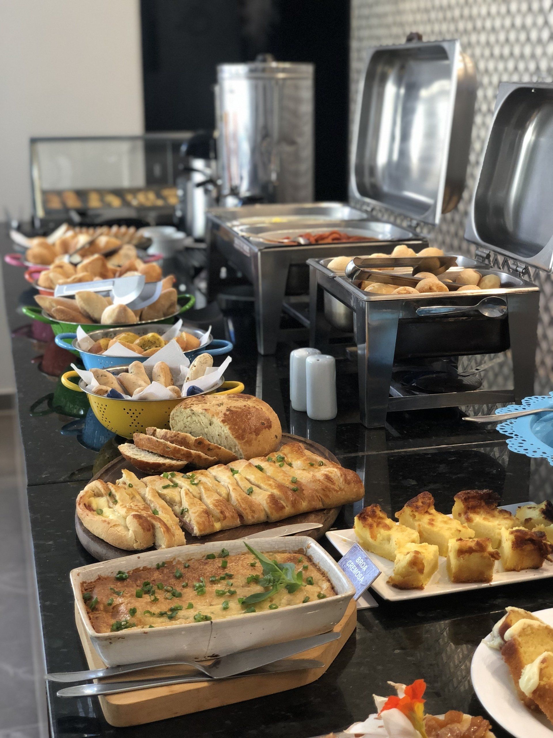 Uma mesa de bufê com uma variedade de comidas