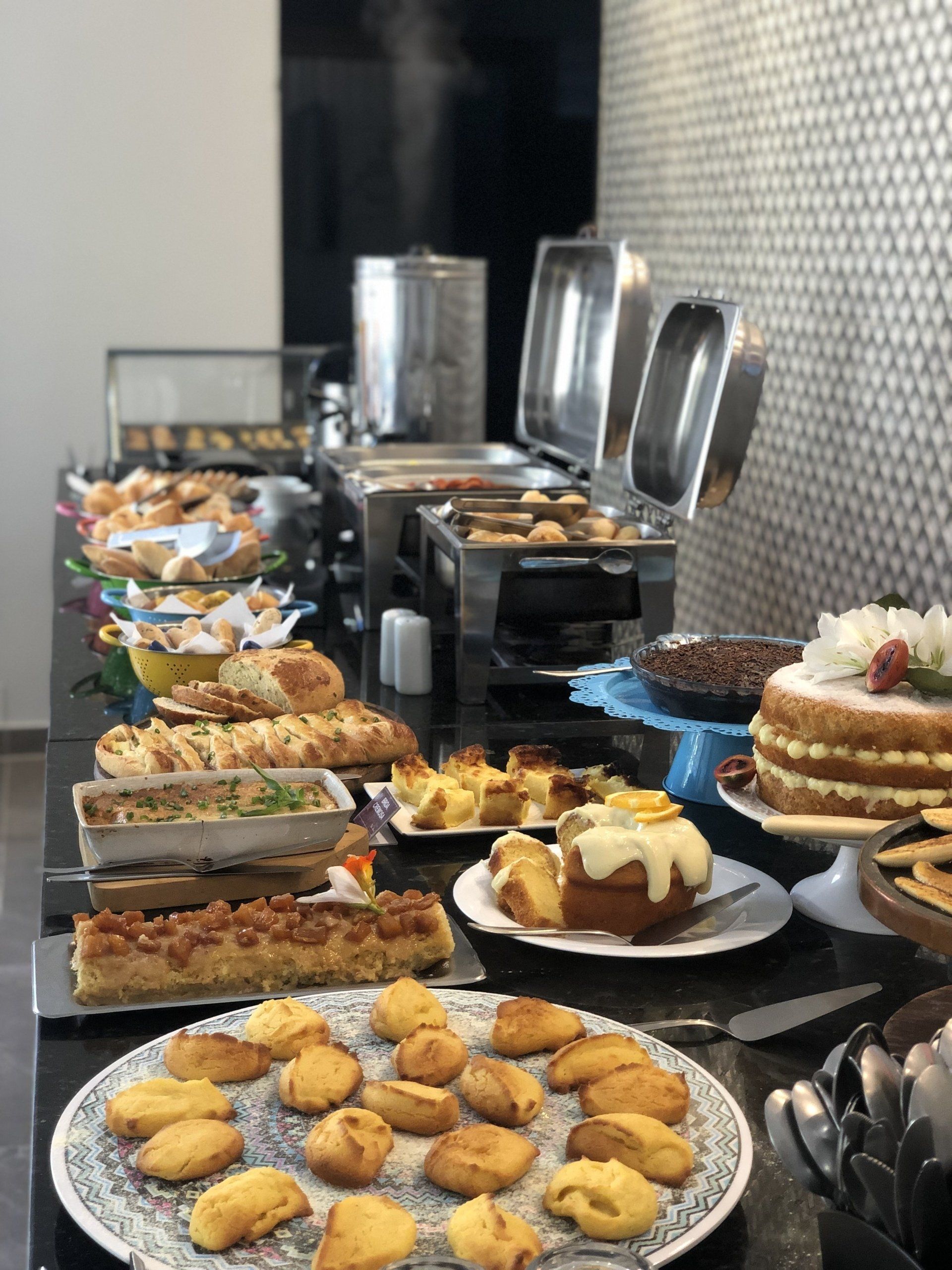 Há muitos tipos diferentes de comida na mesa.