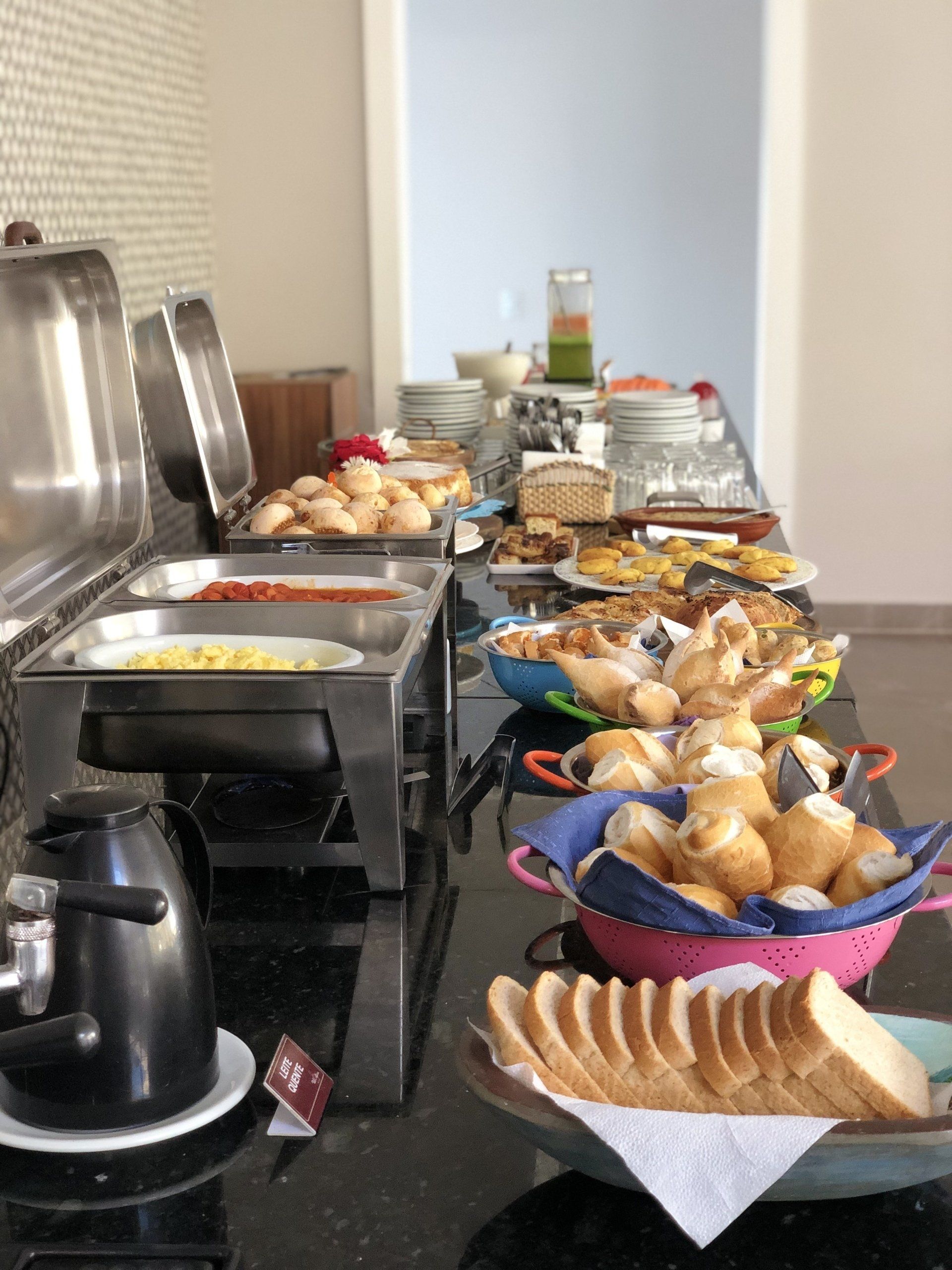 Uma mesa de bufê com uma variedade de comidas.