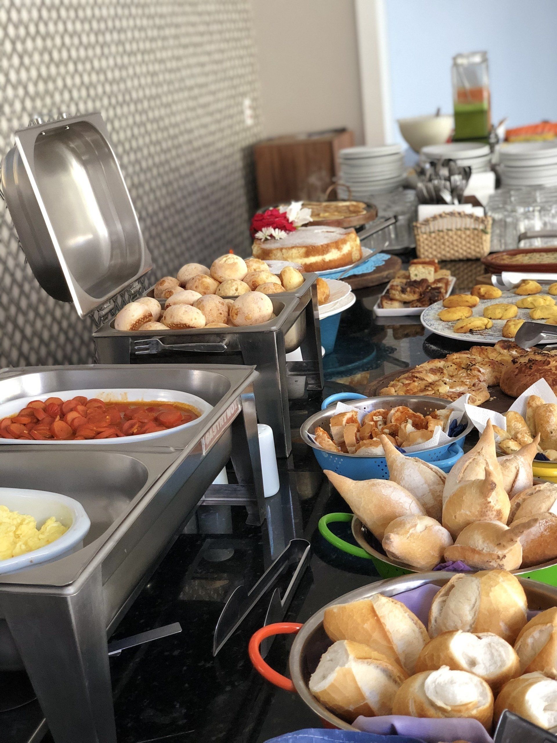 Uma mesa de bufê com uma variedade de comidas