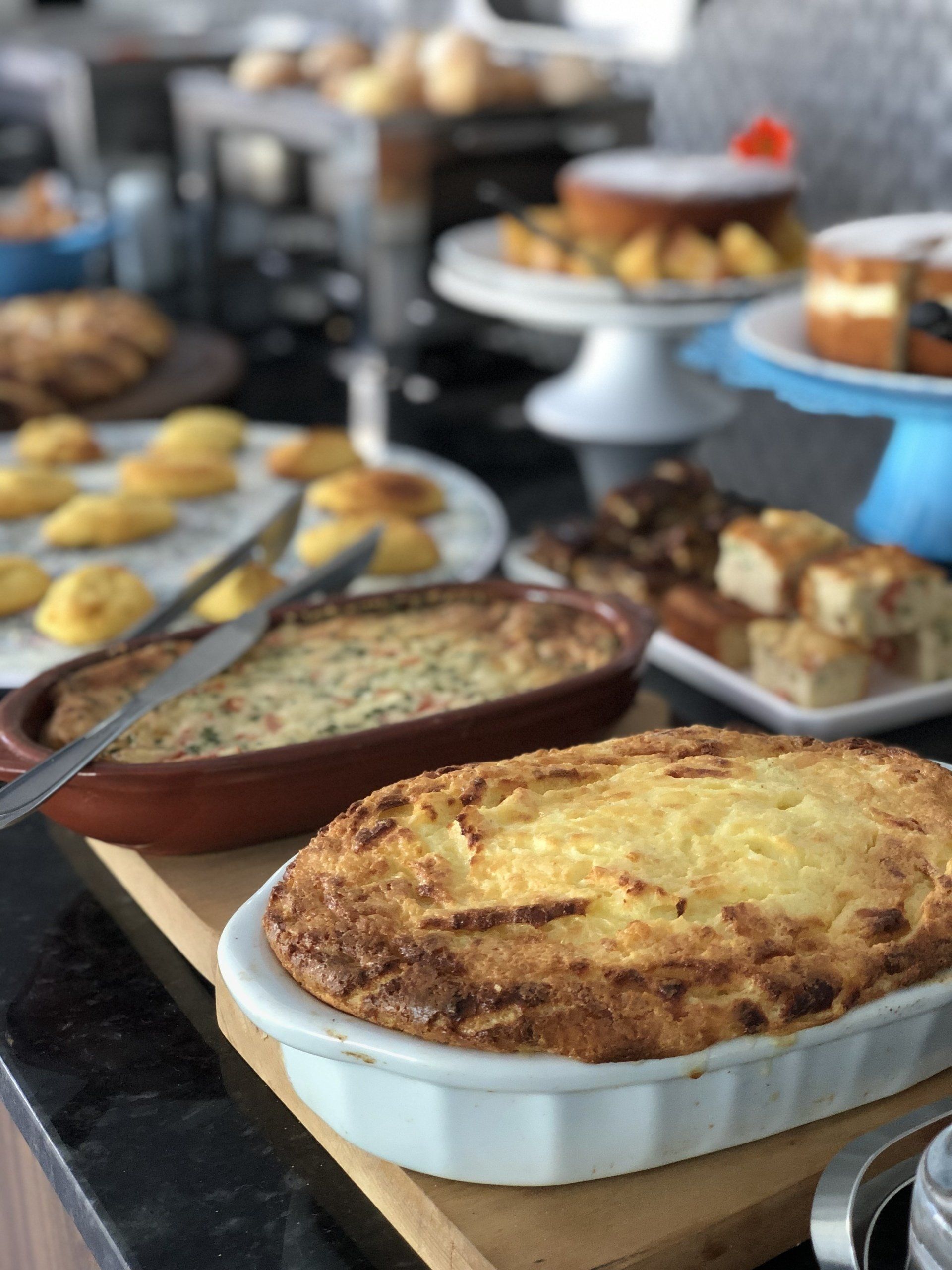 Uma bandeja de comida está sobre uma mesa de madeira.