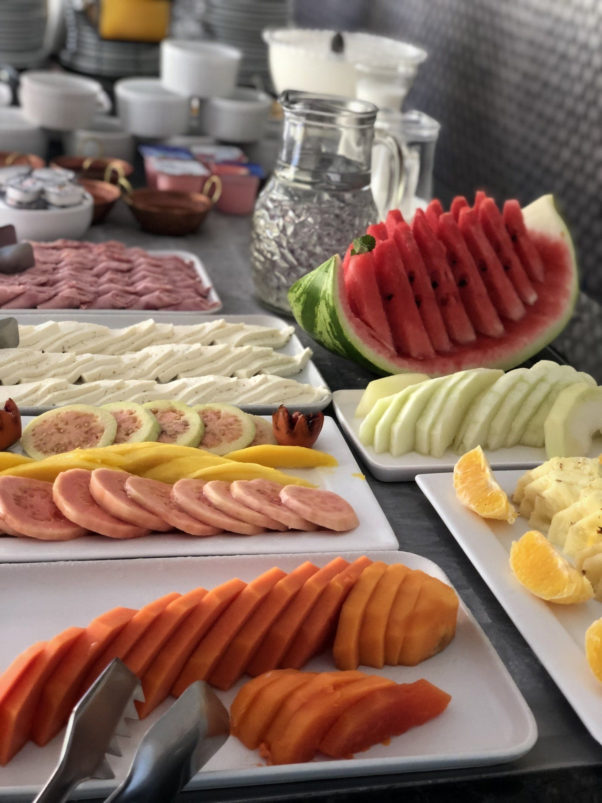 Uma mesa de bufê com uma variedade de frutas e carnes
