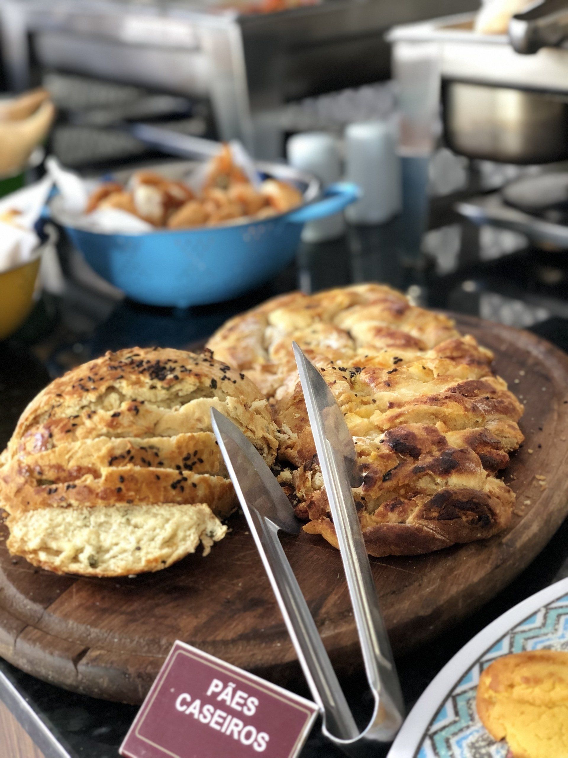 Uma tábua de corte de madeira com uma placa que diz 