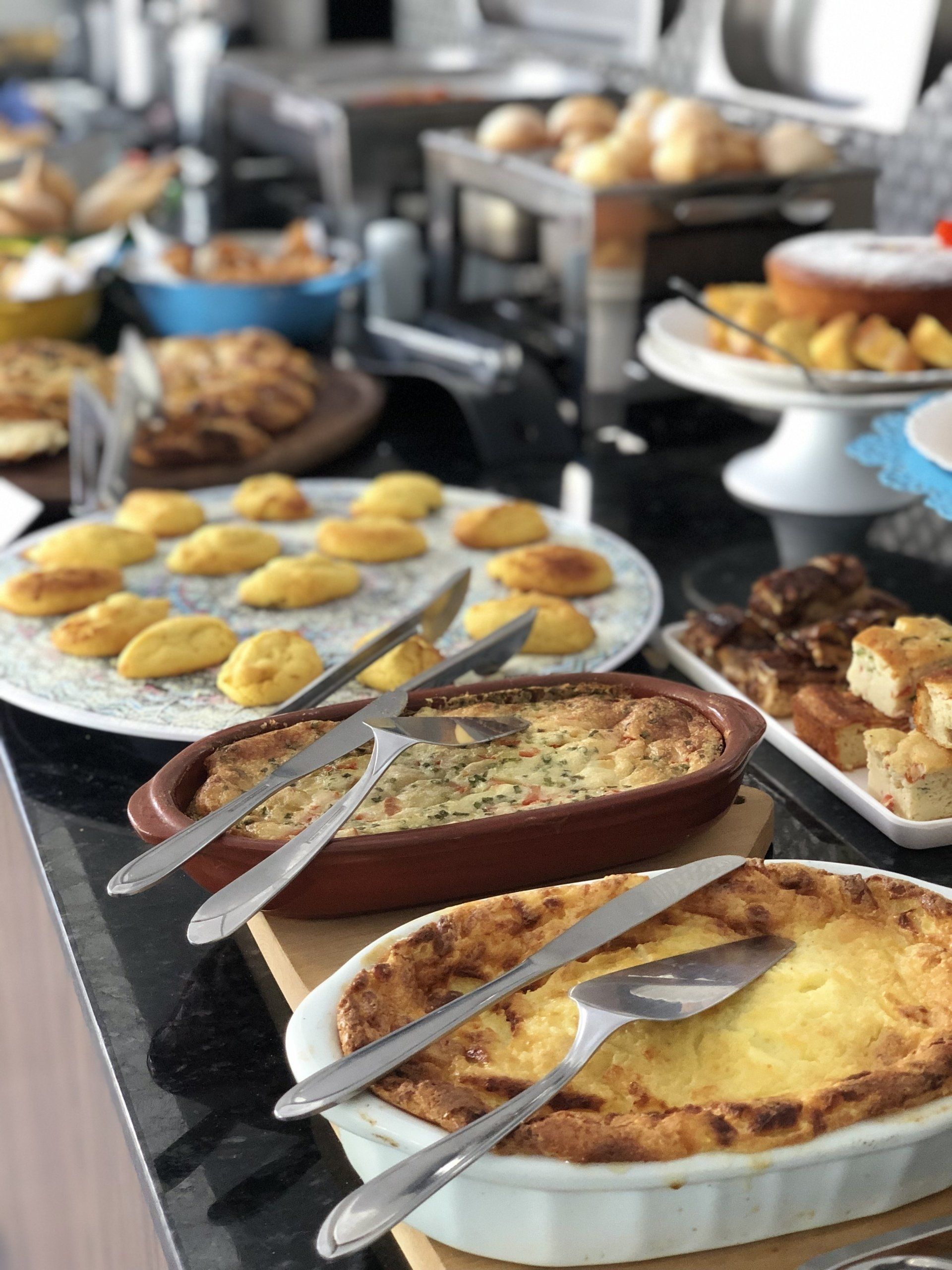 Uma mesa de bufê com uma variedade de comidas e utensílios